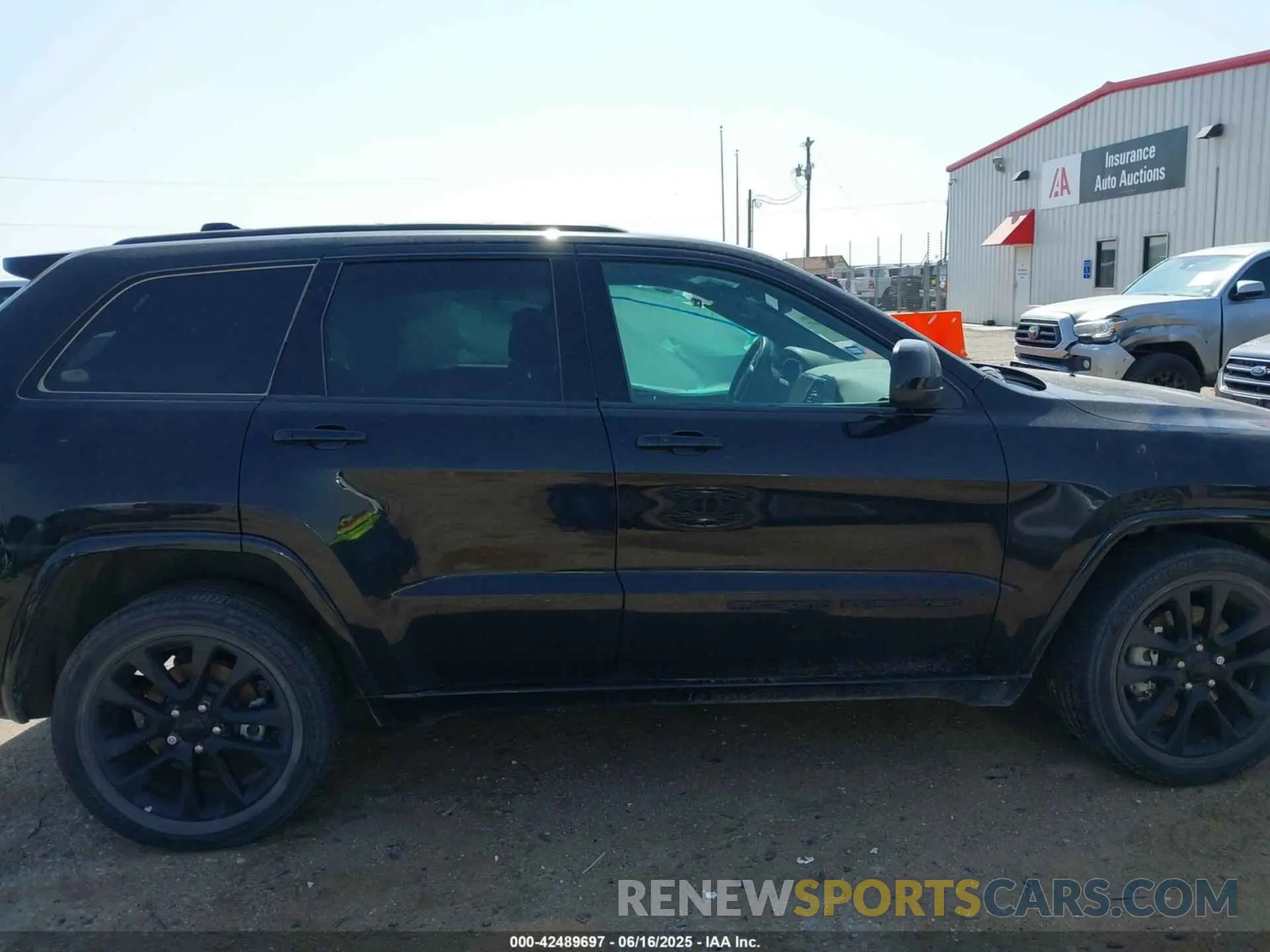 12 Photograph of a damaged car 1C4RJEAG4NC155864 JEEP GRAND CHEROKEE WK 2022