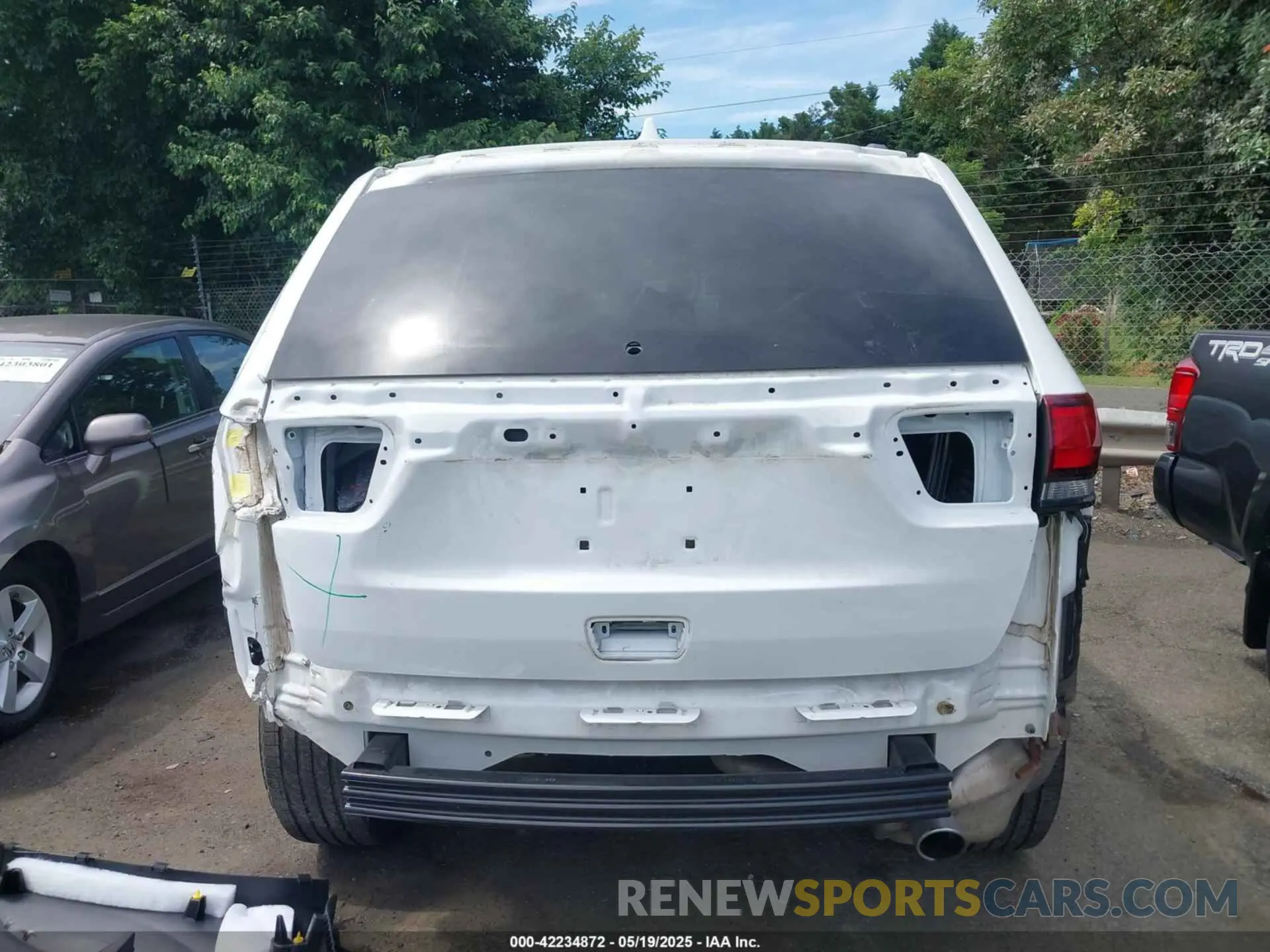 17 Photograph of a damaged car 1C4RJEAG9NC128112 JEEP GRAND CHEROKEE WK 2022