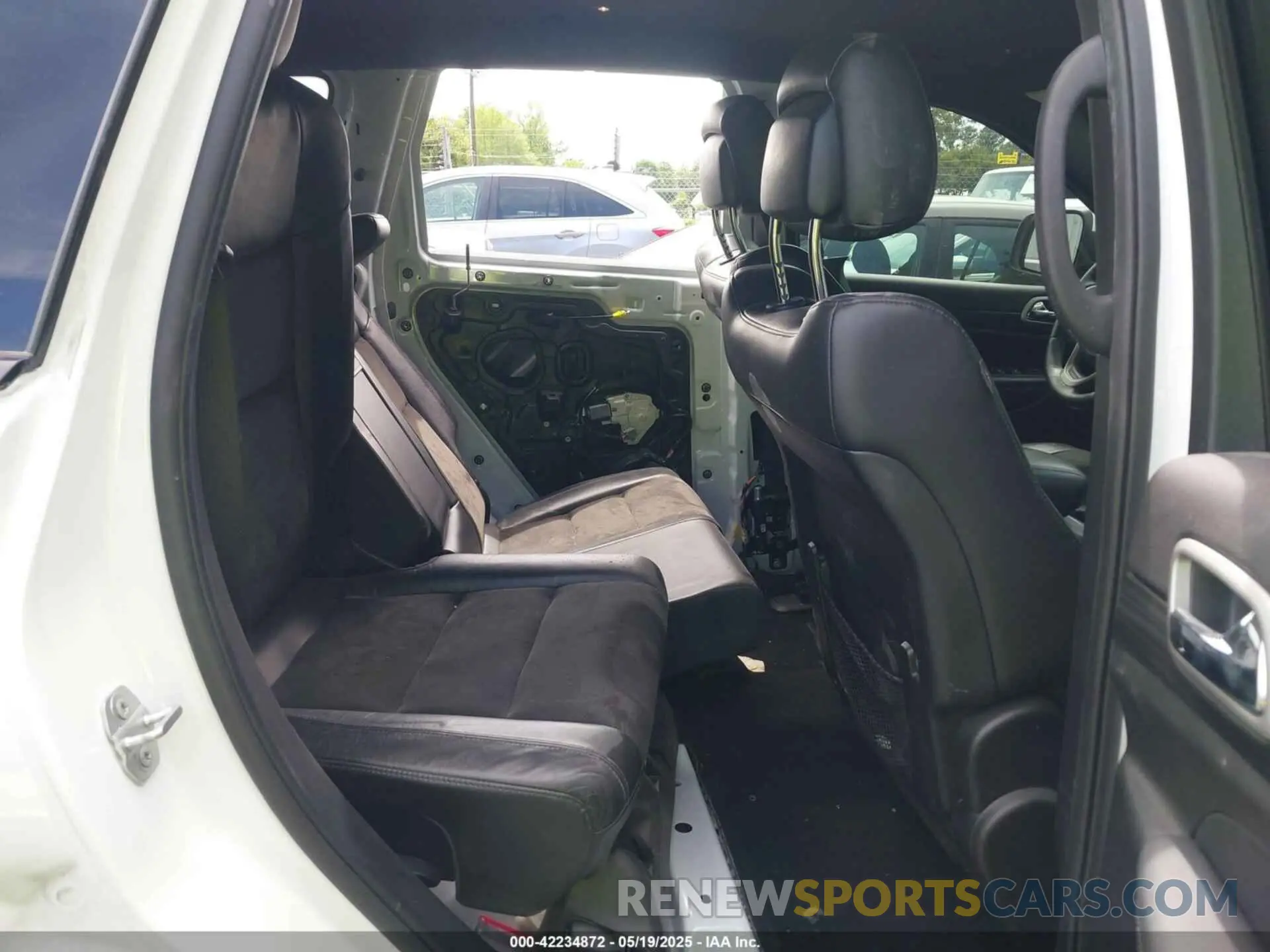8 Photograph of a damaged car 1C4RJEAG9NC128112 JEEP GRAND CHEROKEE WK 2022