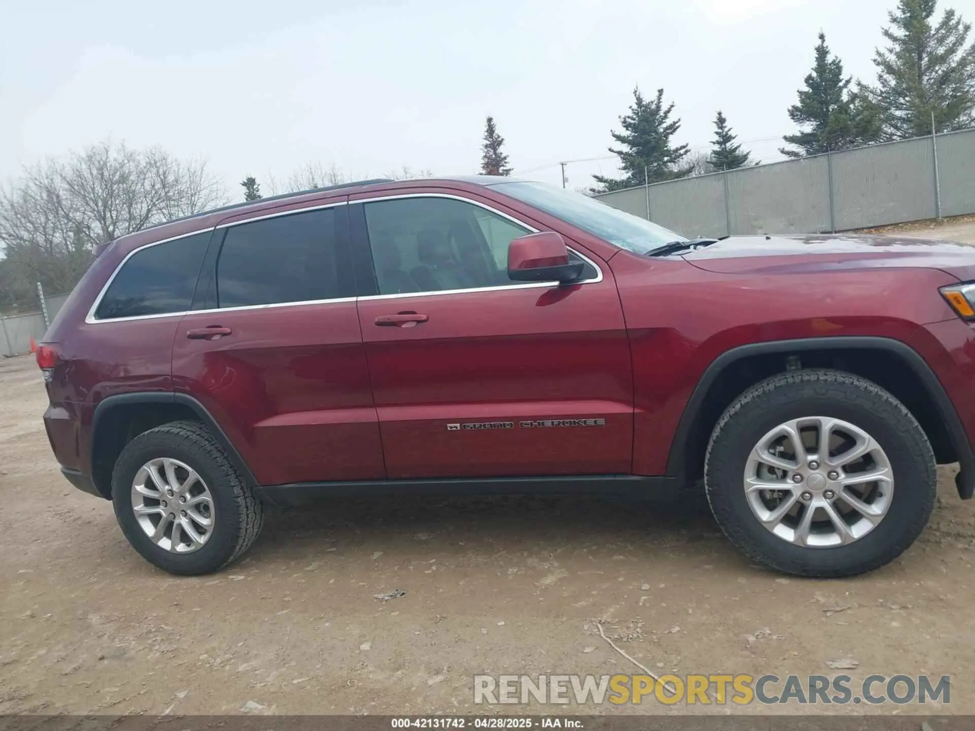 13 Photograph of a damaged car 1C4RJFAG0NC121555 JEEP GRAND CHEROKEE WK 2022
