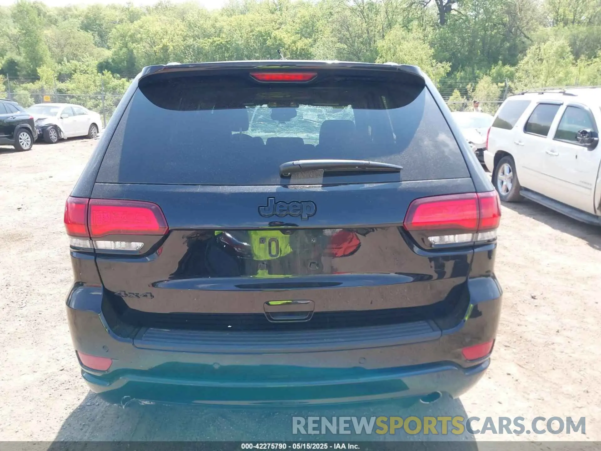 17 Photograph of a damaged car 1C4RJFAG1NC116347 JEEP GRAND CHEROKEE WK 2022