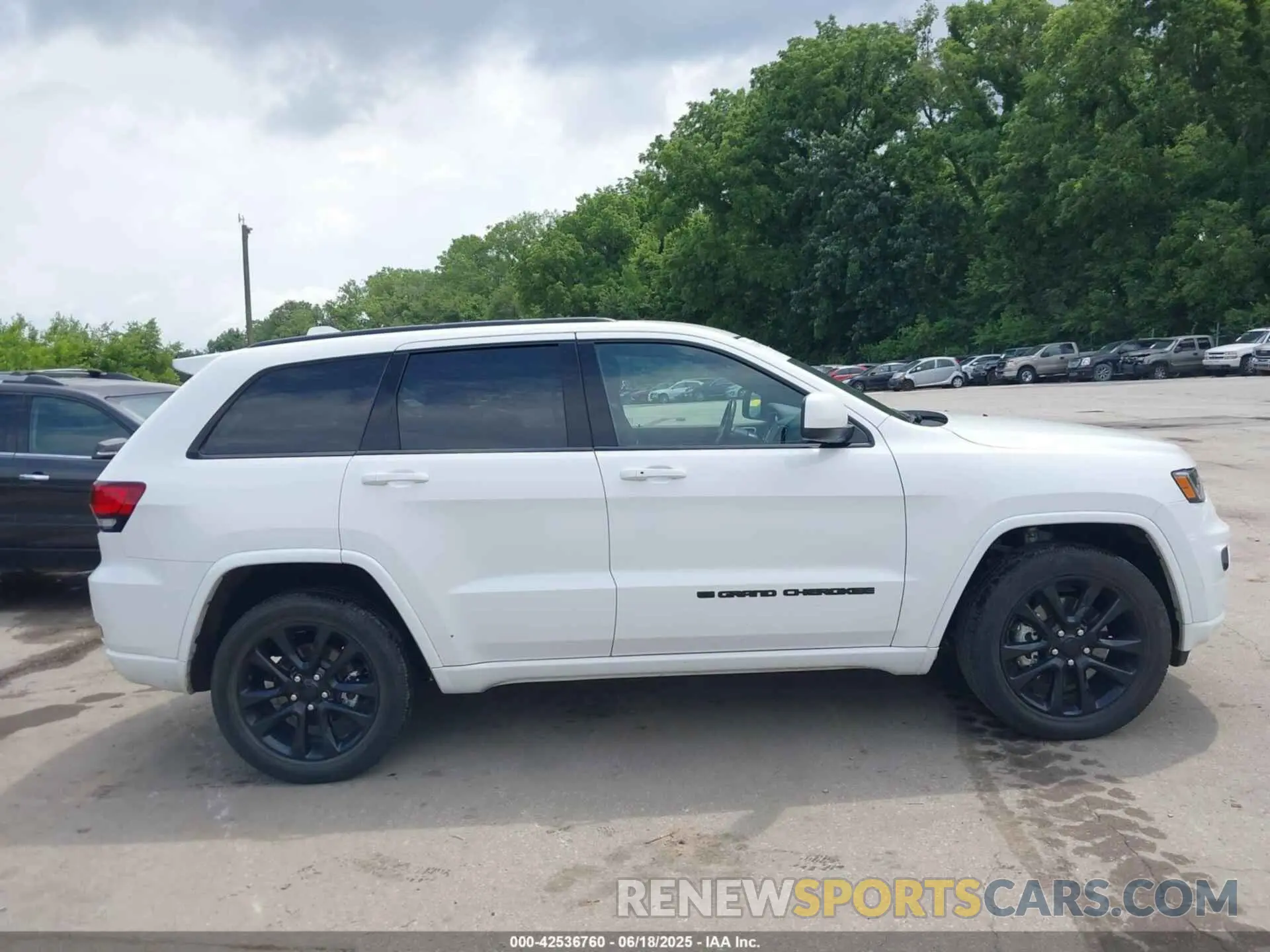 13 Photograph of a damaged car 1C4RJFAG7NC147361 JEEP GRAND CHEROKEE WK 2022