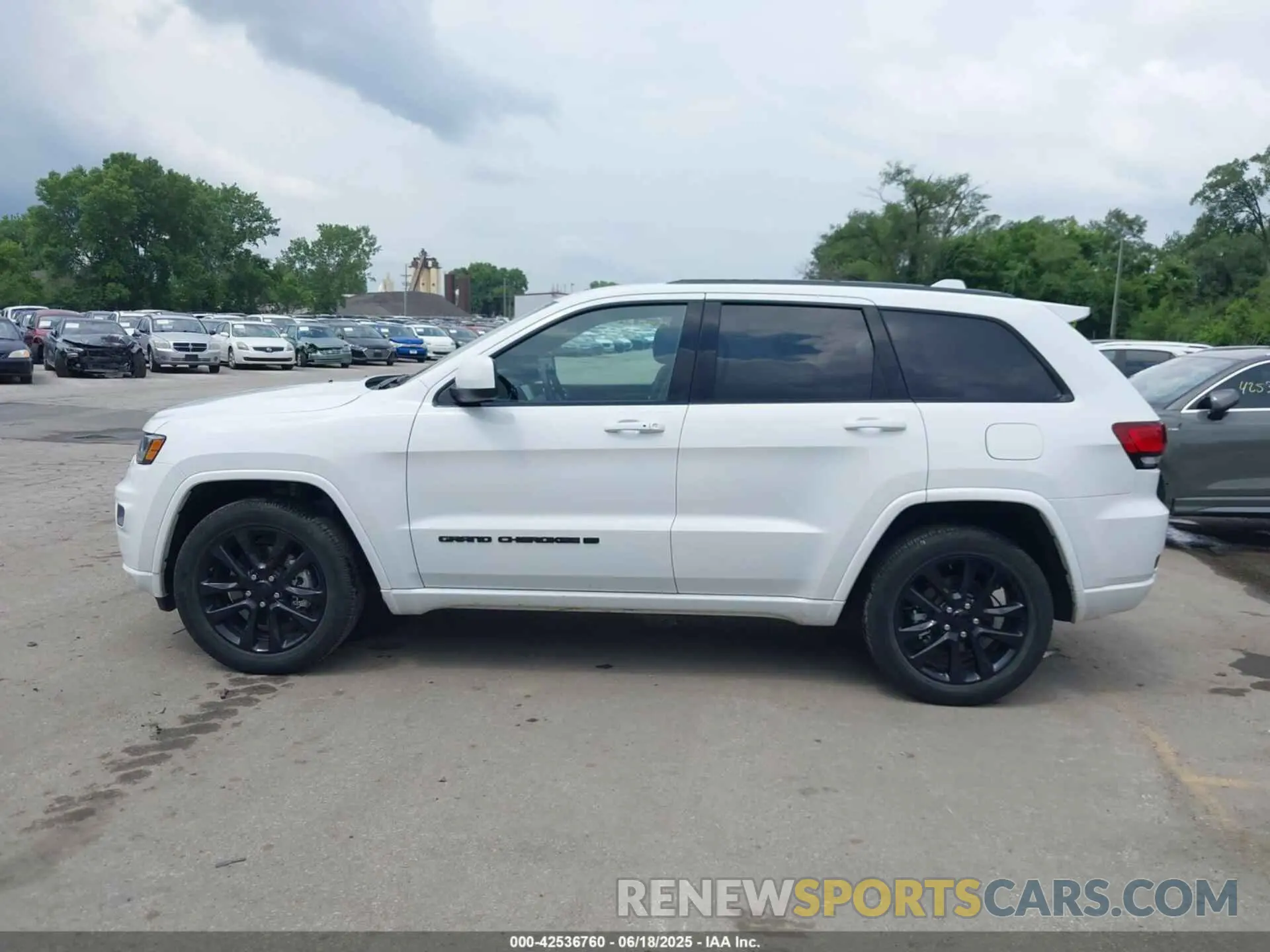 14 Photograph of a damaged car 1C4RJFAG7NC147361 JEEP GRAND CHEROKEE WK 2022