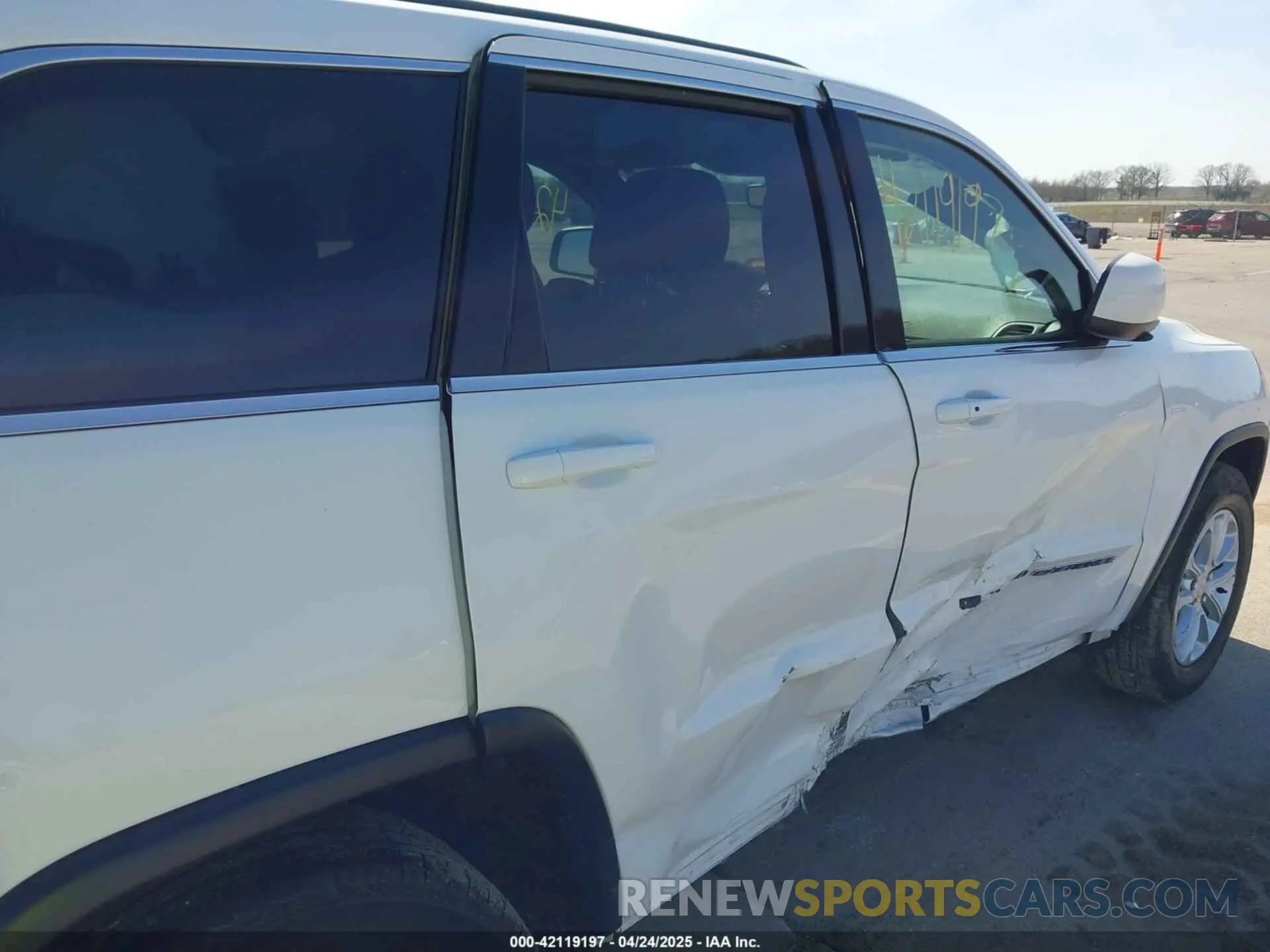 18 Photograph of a damaged car 1C4RJFAG7NC149692 JEEP GRAND CHEROKEE WK 2022