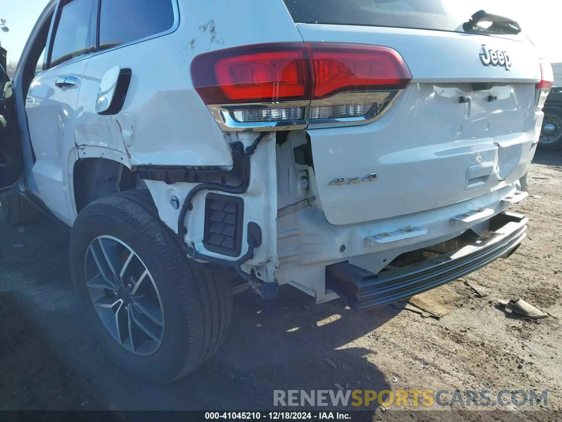 19 Photograph of a damaged car 1C4RJFBG6NC176557 JEEP GRAND CHEROKEE WK 2022