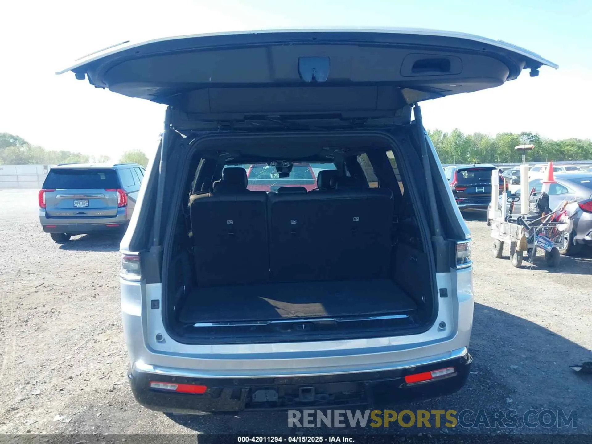 17 Photograph of a damaged car 1C4SJVFJXNS167187 JEEP GRAND WAGONEER 2022