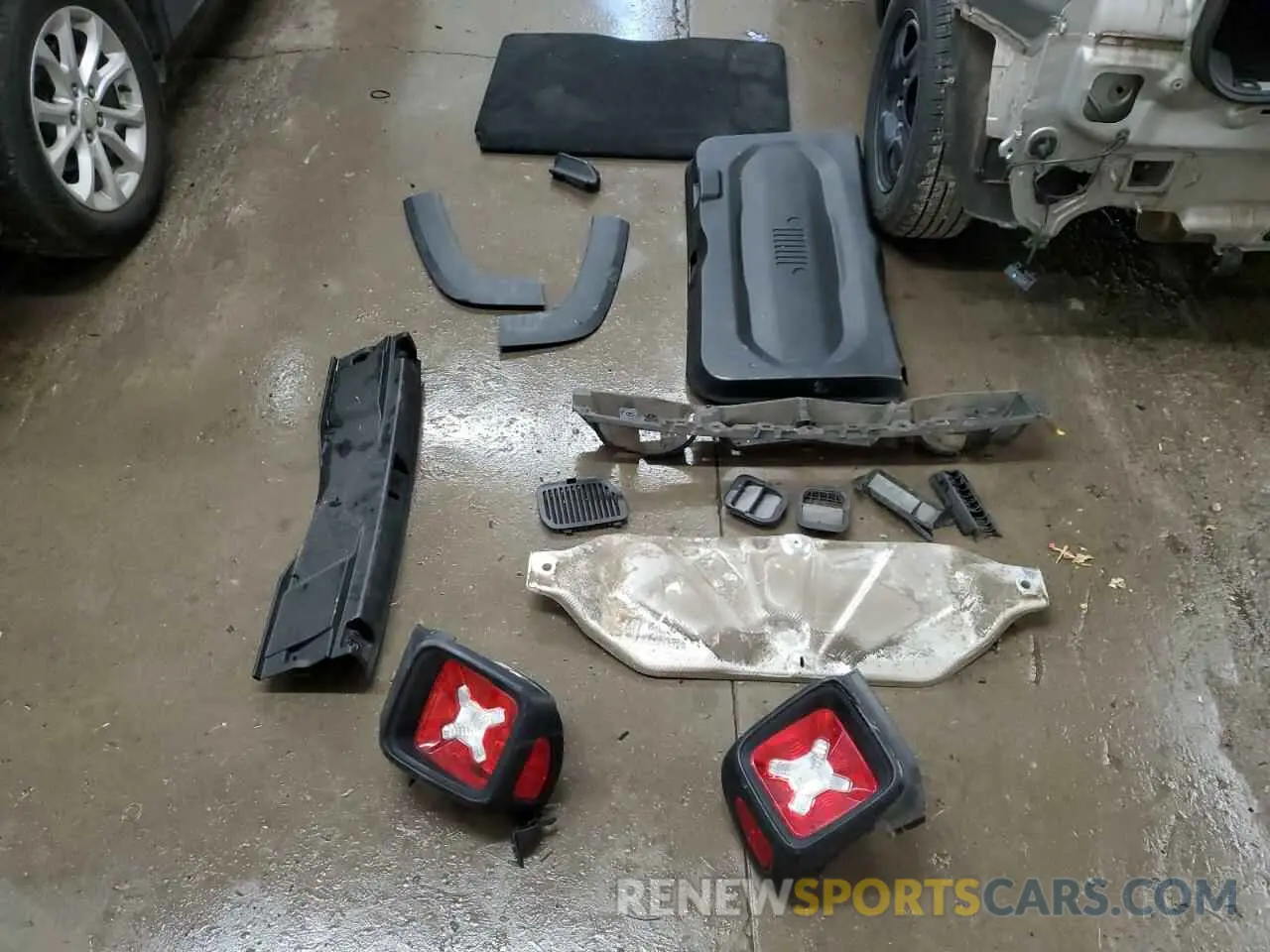 13 Photograph of a damaged car ZACNJAAB1KPK15342 JEEP RENEGADE 2019