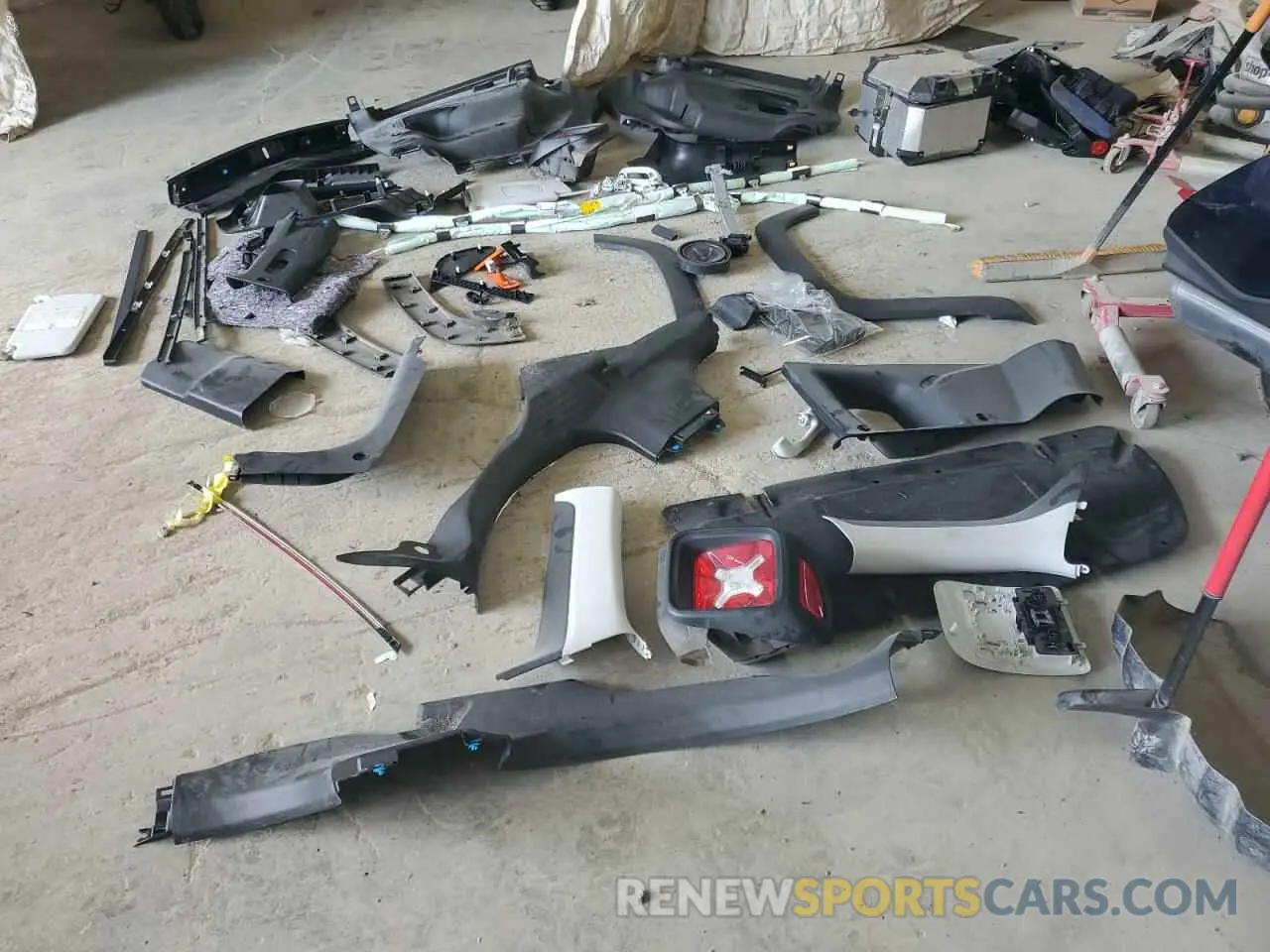 12 Photograph of a damaged car ZACNJAAB6KPK24229 JEEP RENEGADE 2019