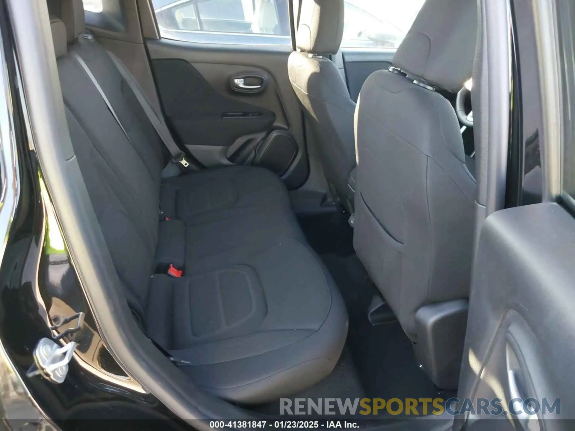 8 Photograph of a damaged car ZACNJABB4KPK41092 JEEP RENEGADE 2019