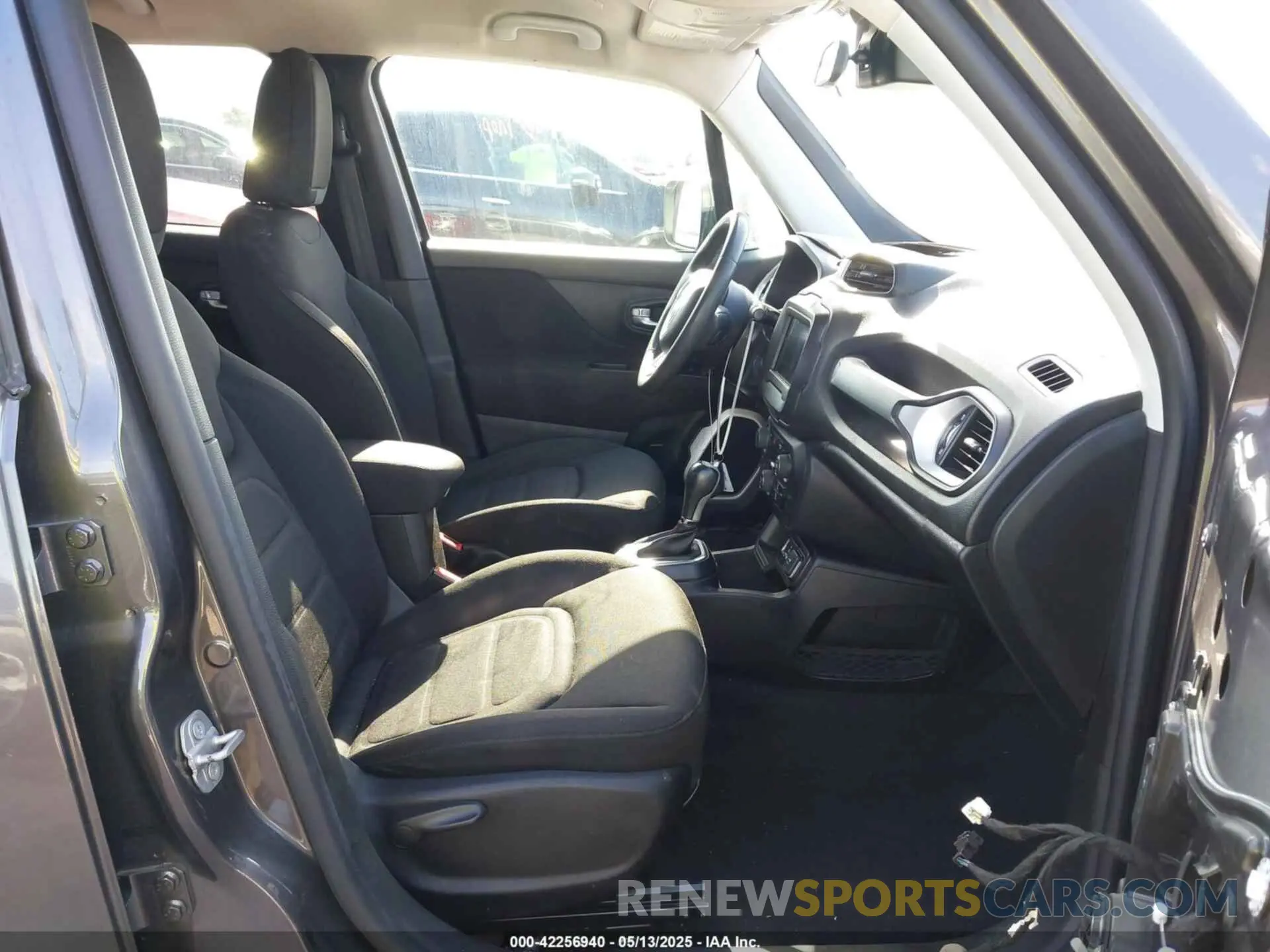 5 Photograph of a damaged car ZACNJABB8KPK93308 JEEP RENEGADE 2019