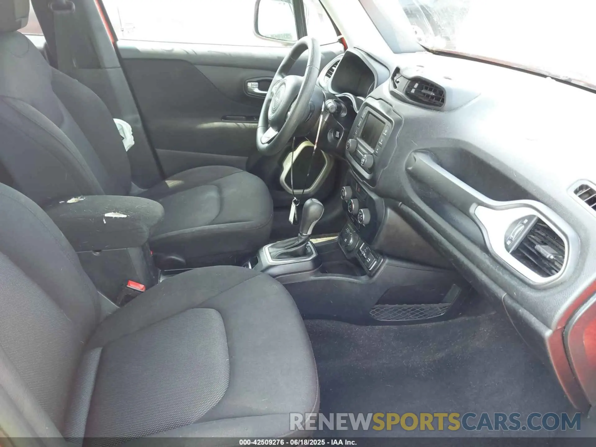 5 Photograph of a damaged car ZACNJBAB6KPJ95837 JEEP RENEGADE 2019