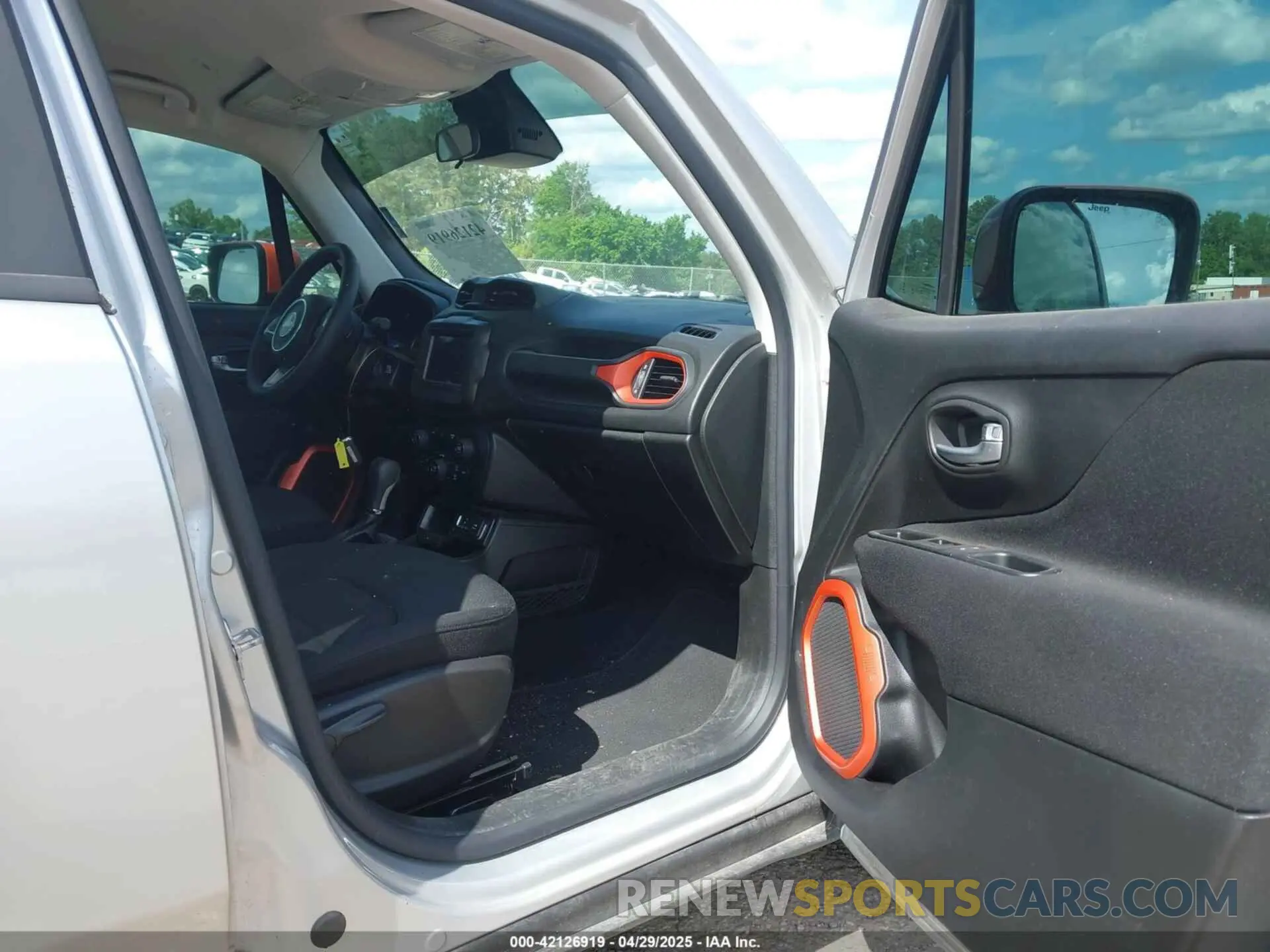 5 Photograph of a damaged car ZACNJABB5LPL92881 JEEP RENEGADE 2020