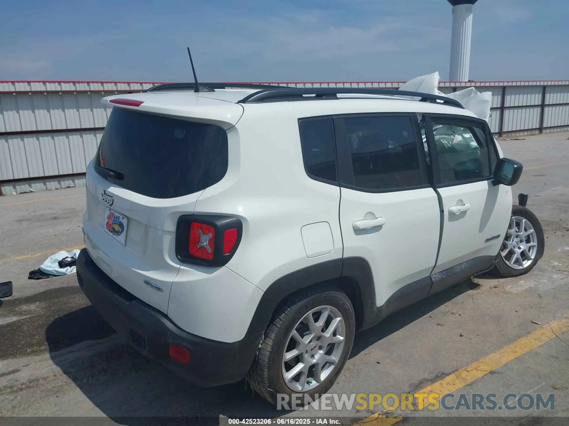 4 Photograph of a damaged car ZACNJDB11NPN44179 JEEP RENEGADE 2022