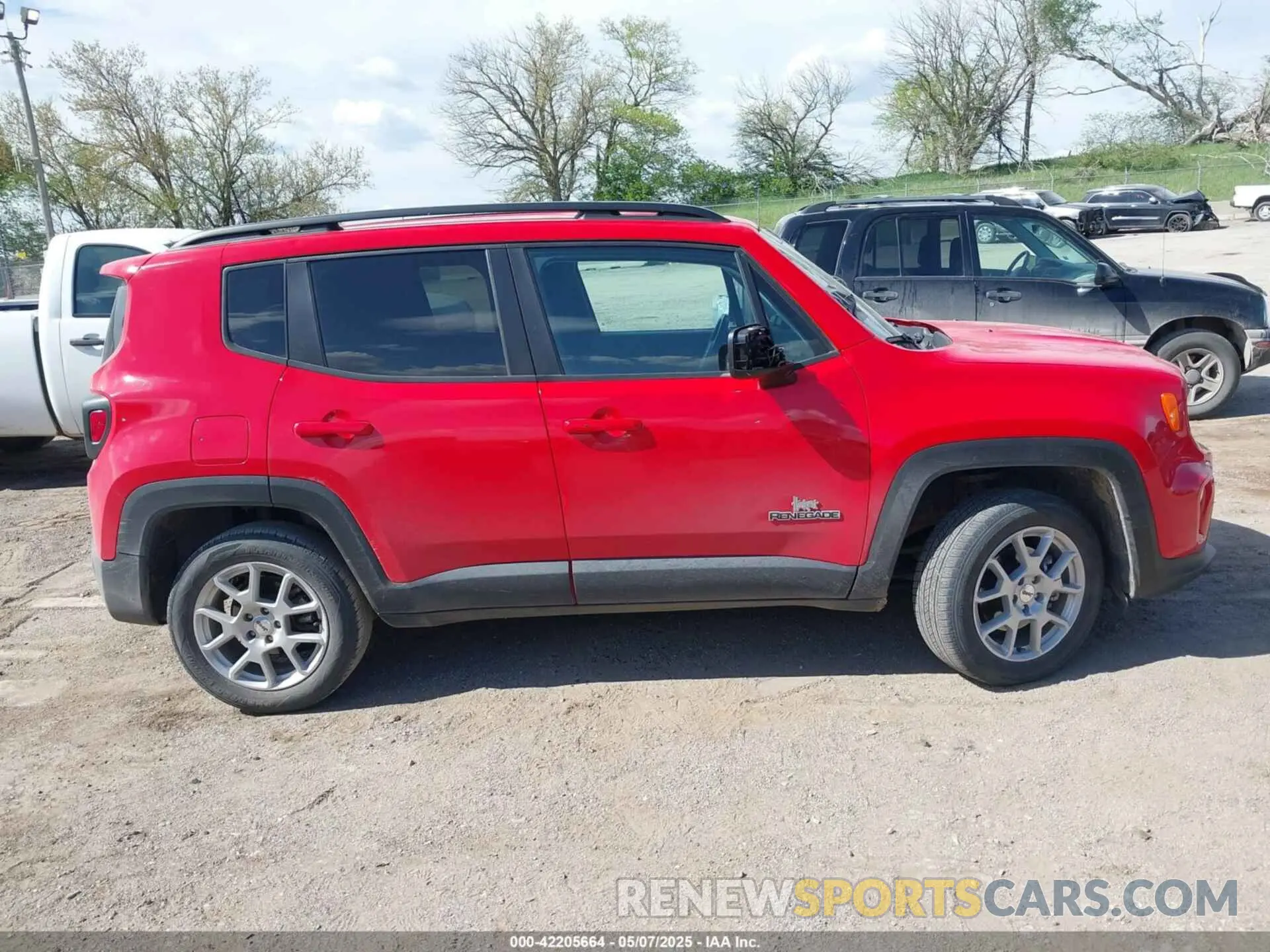 14 Photograph of a damaged car ZACNJDB1XNPN46562 JEEP RENEGADE 2022