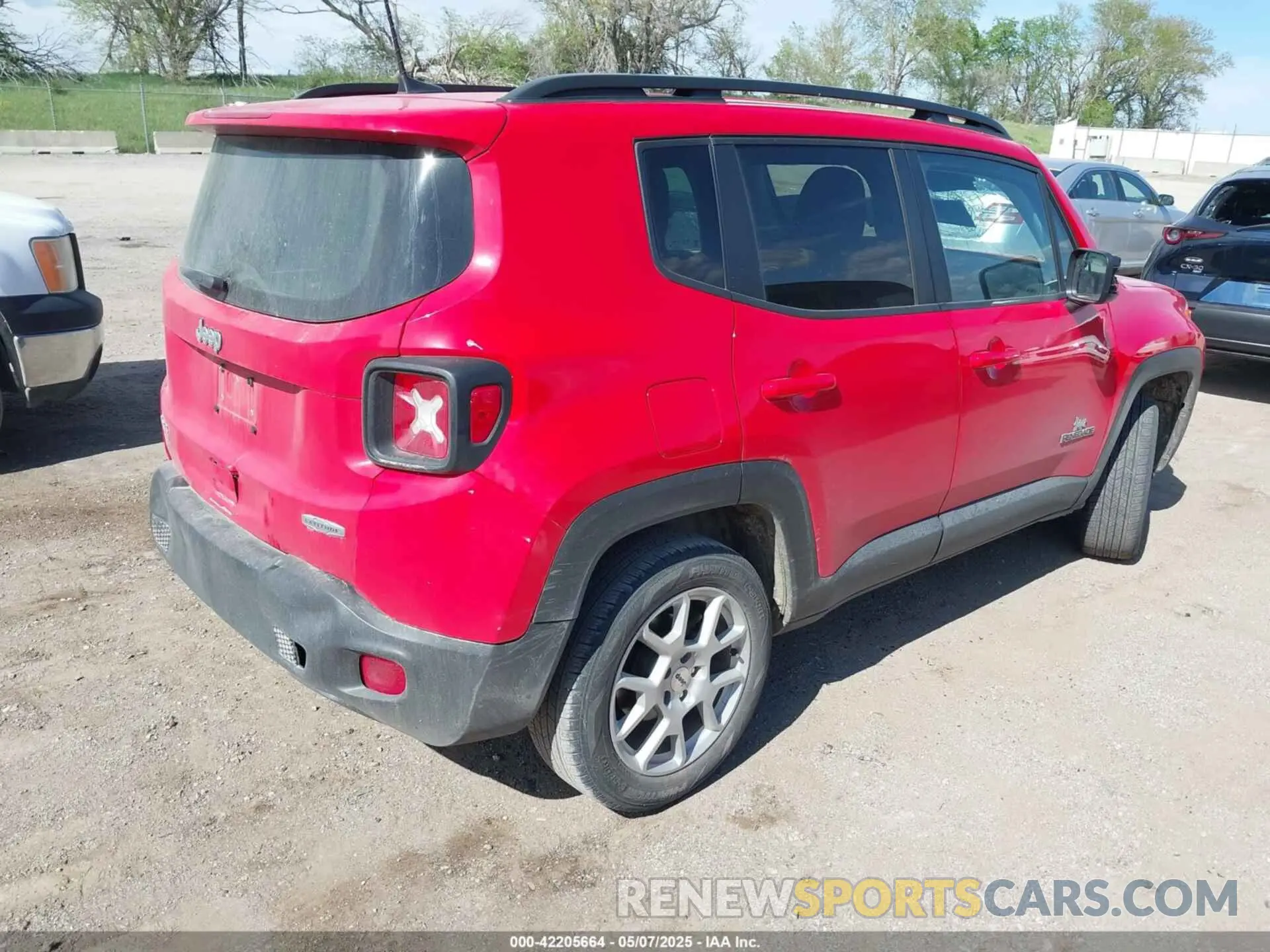 4 Photograph of a damaged car ZACNJDB1XNPN46562 JEEP RENEGADE 2022