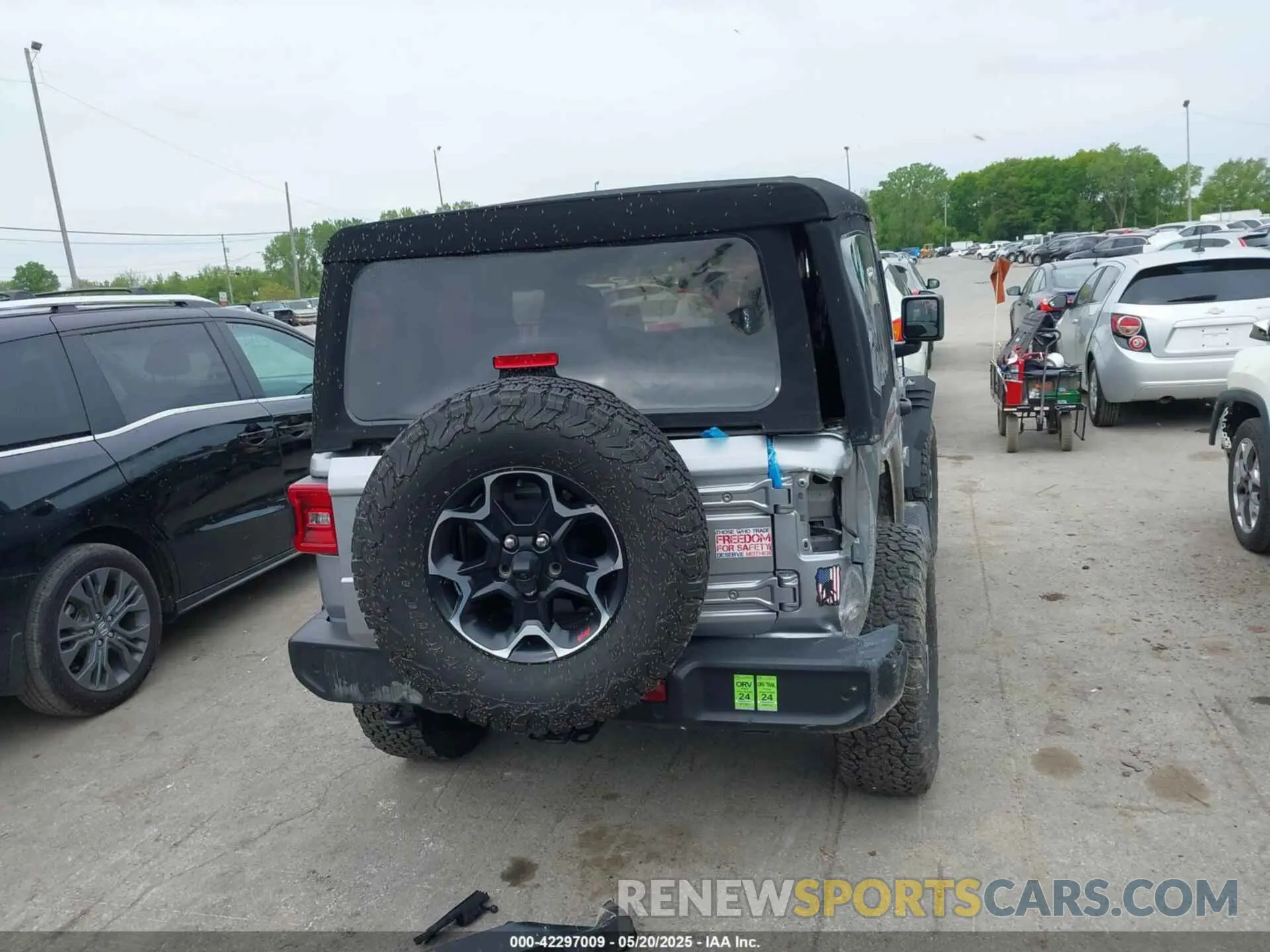 17 Photograph of a damaged car 1C4HJXAG4MW614802 JEEP WRANGLER 2021