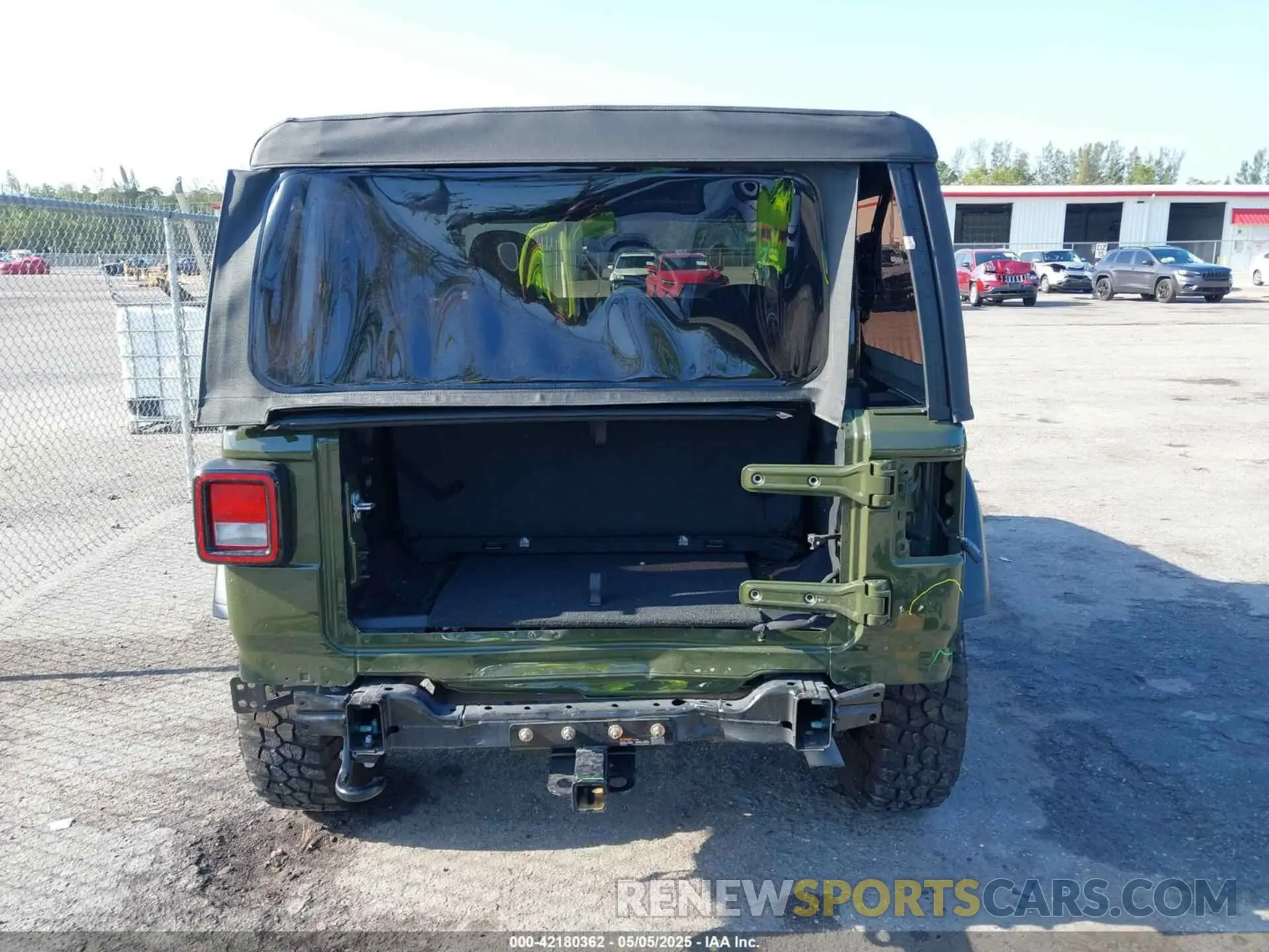 17 Photograph of a damaged car 1C4GJXAG8NW224380 JEEP WRANGLER 2022