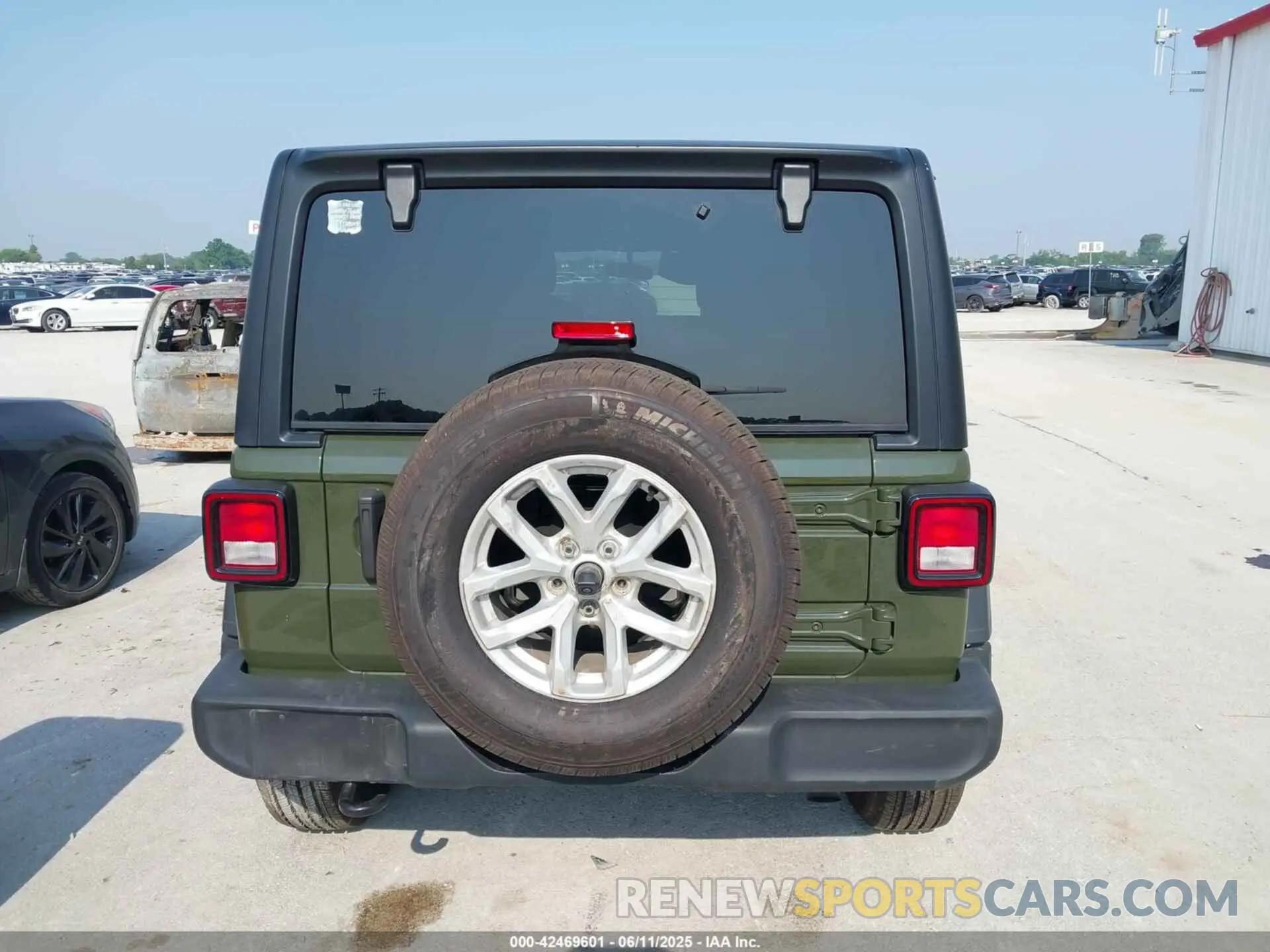 17 Photograph of a damaged car 1C4HJXDG7PW646627 JEEP WRANGLER 2023