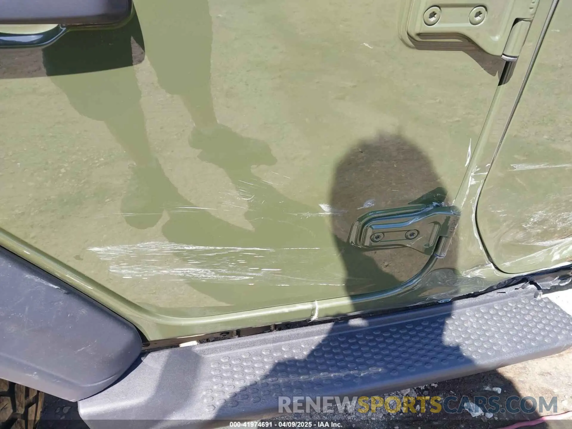 17 Photograph of a damaged car 1C4HJXDN0PW695795 JEEP WRANGLER 2023