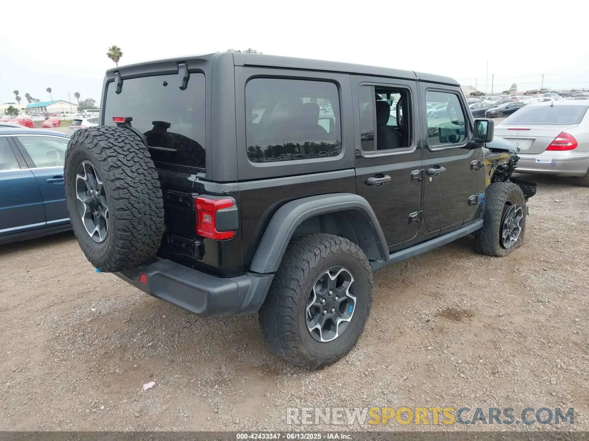 4 Фотография поврежденного автомобиля 1C4JJXR68PW663339 JEEP WRANGLER 4XE 2023