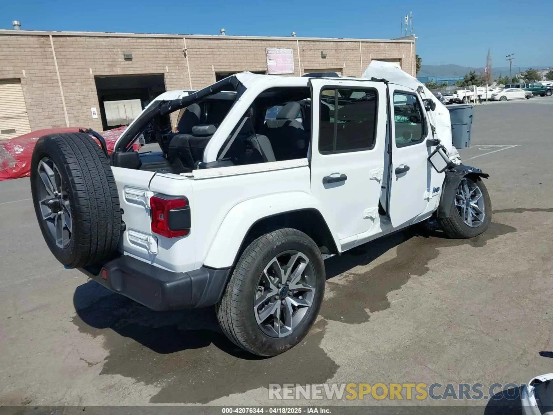 4 Фотография поврежденного автомобиля 1C4RJXN61RW116652 JEEP WRANGLER 4XE 2024