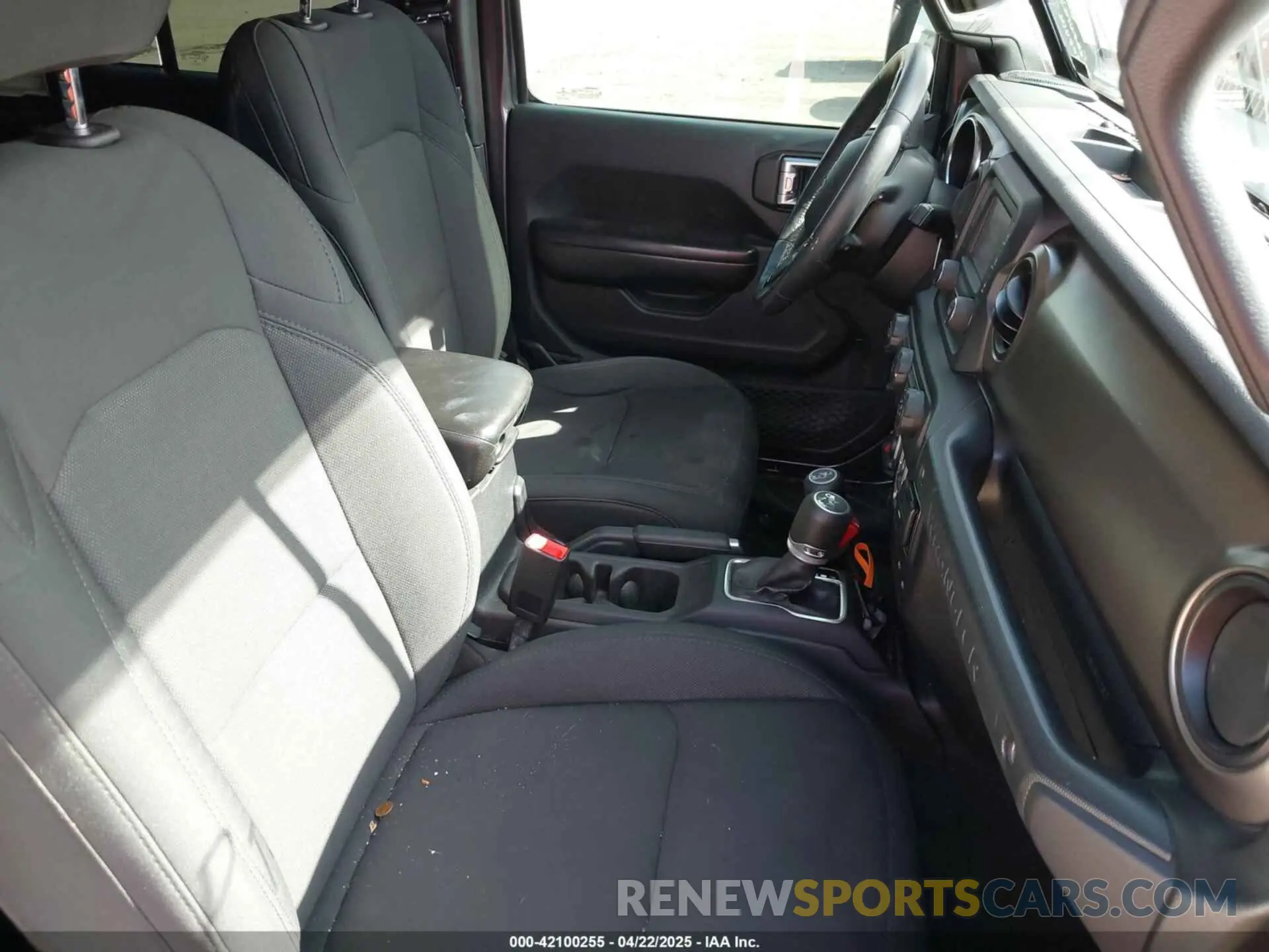5 Photograph of a damaged car 1C4HJXDG0KW541940 JEEP WRANGLER UNLIMITED 2019