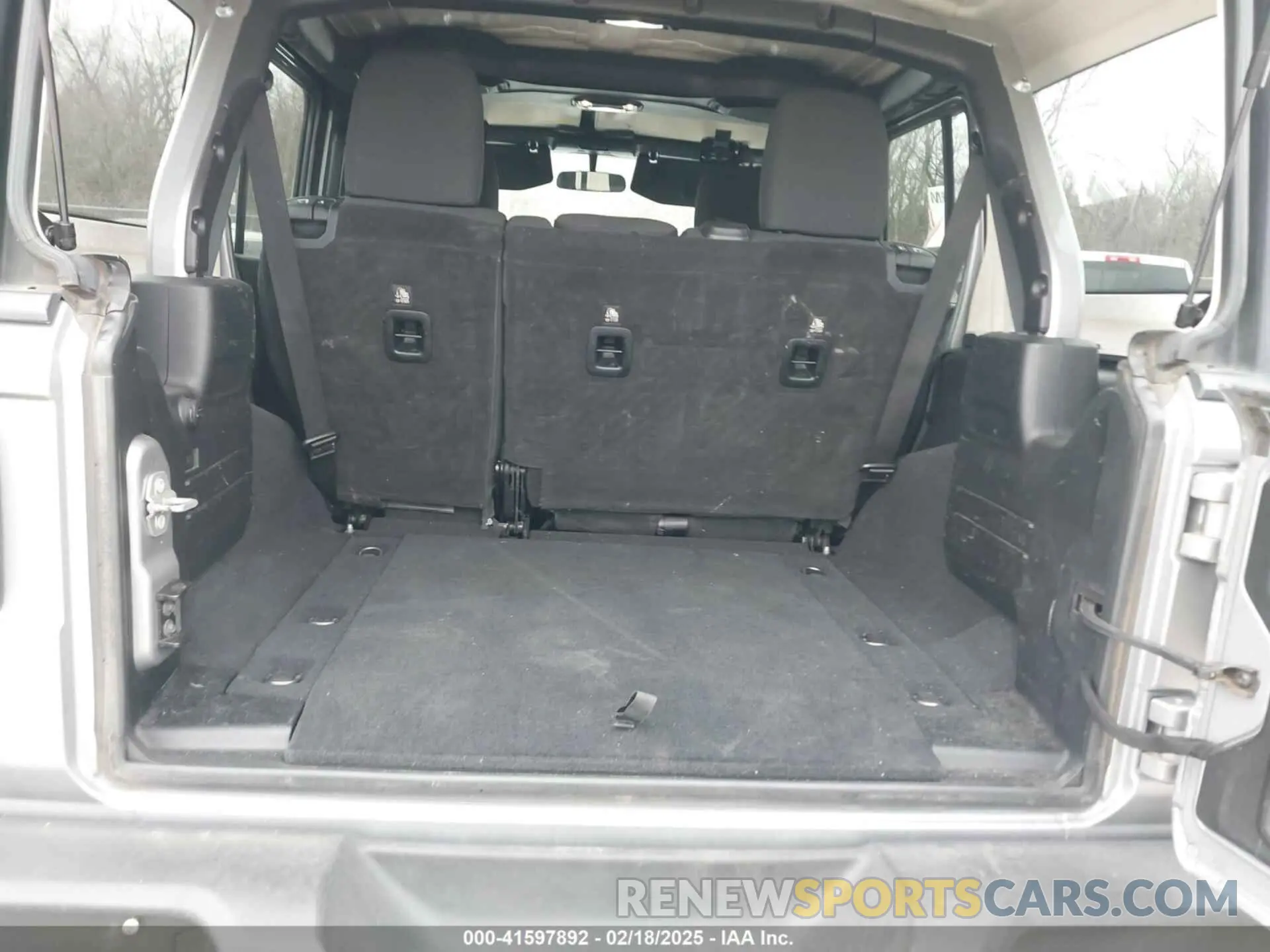 8 Photograph of a damaged car 1C4HJXDG4KW518726 JEEP WRANGLER UNLIMITED 2019