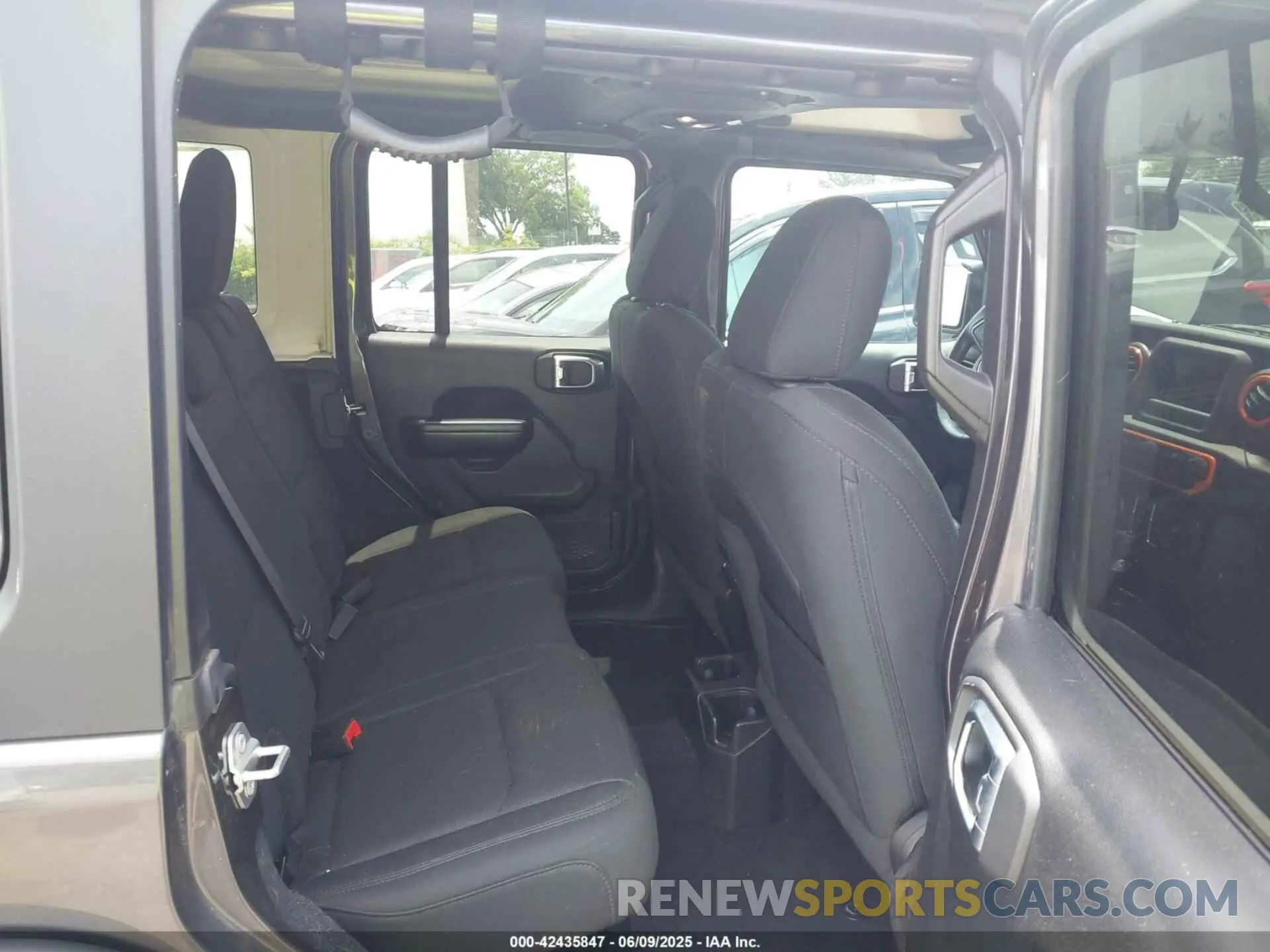 8 Photograph of a damaged car 1C4HJXDN4KW577273 JEEP WRANGLER UNLIMITED 2019