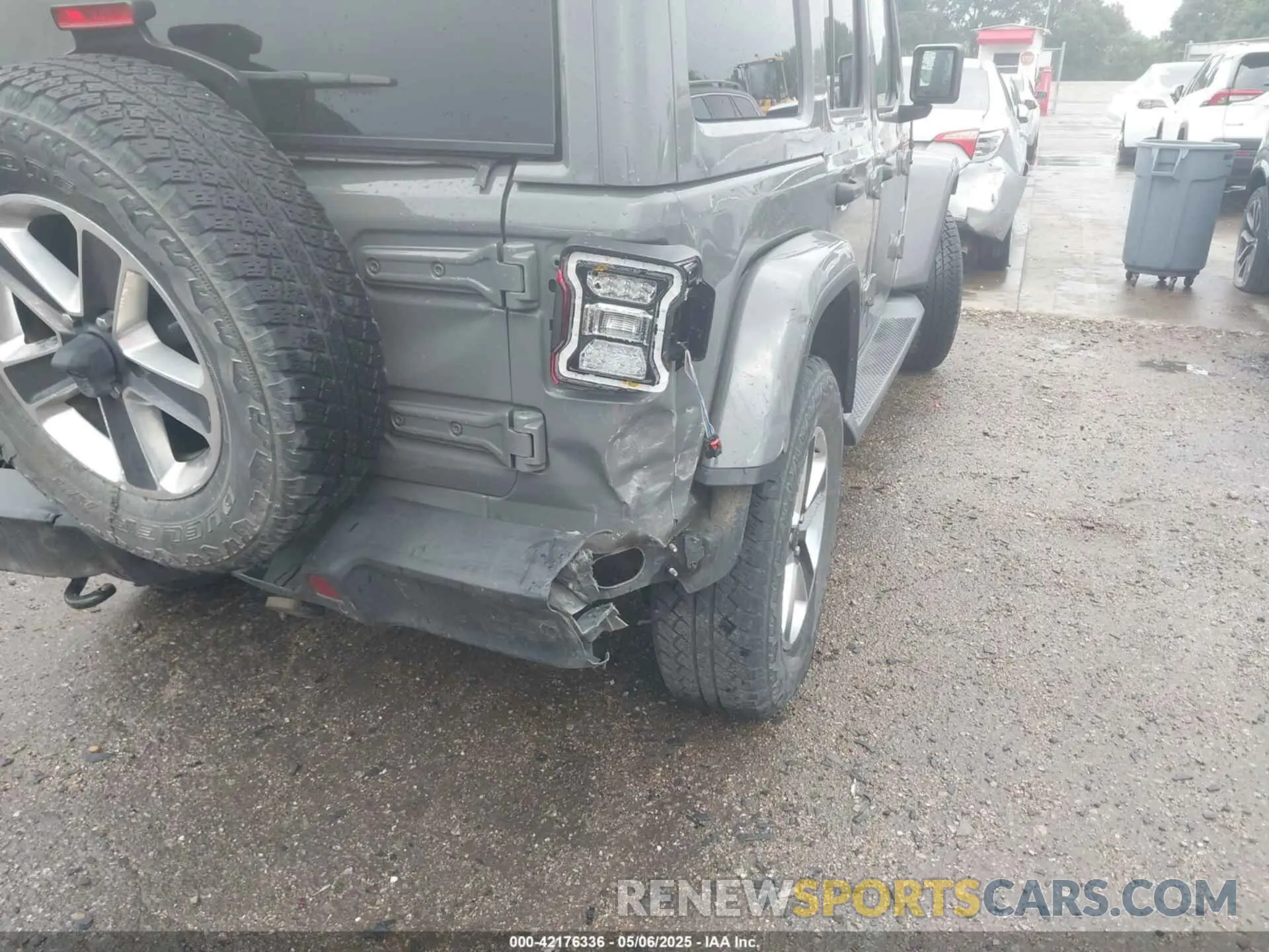 17 Photograph of a damaged car 1C4HJXEN6KW500998 JEEP WRANGLER UNLIMITED 2019