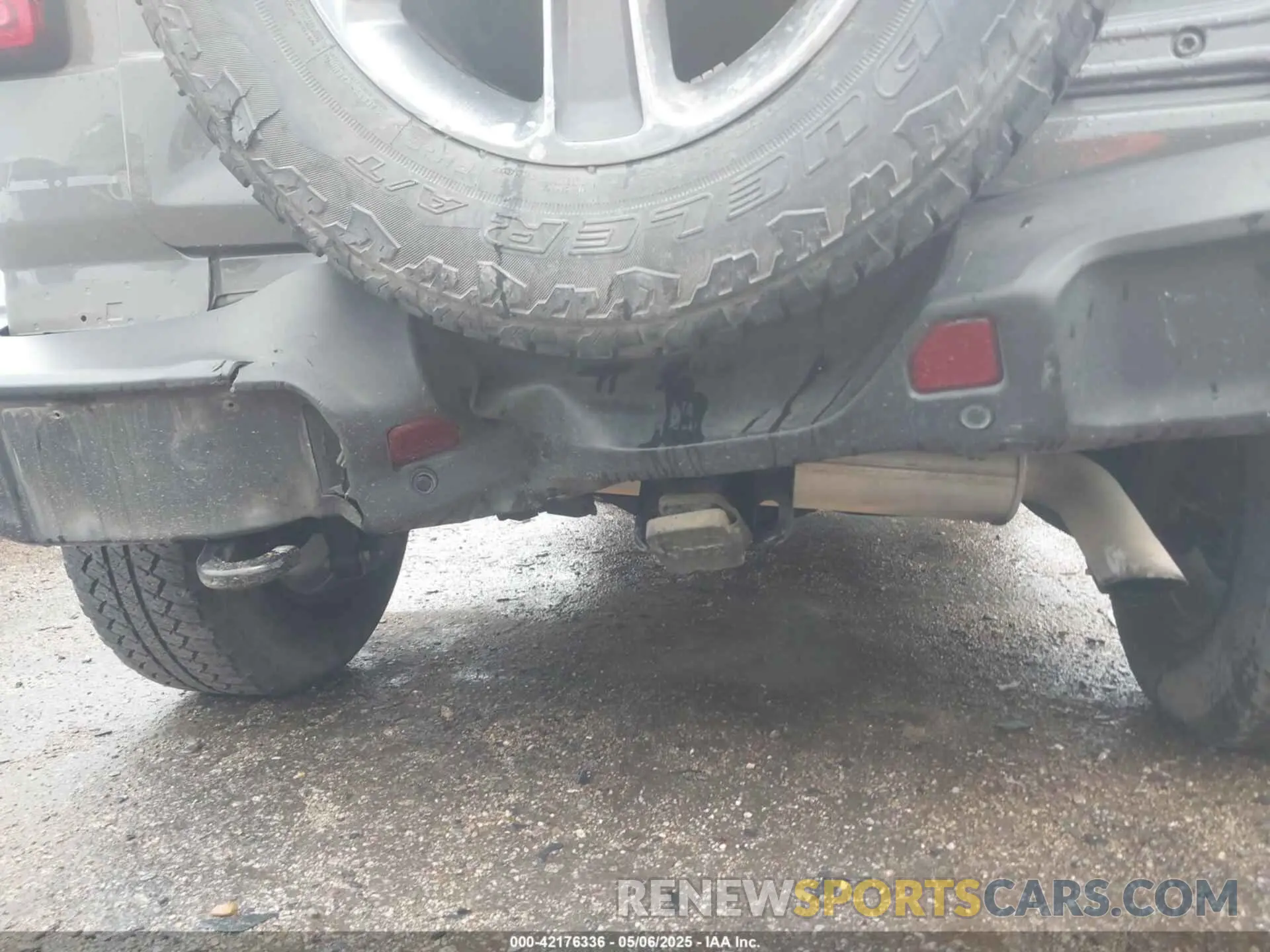 18 Photograph of a damaged car 1C4HJXEN6KW500998 JEEP WRANGLER UNLIMITED 2019