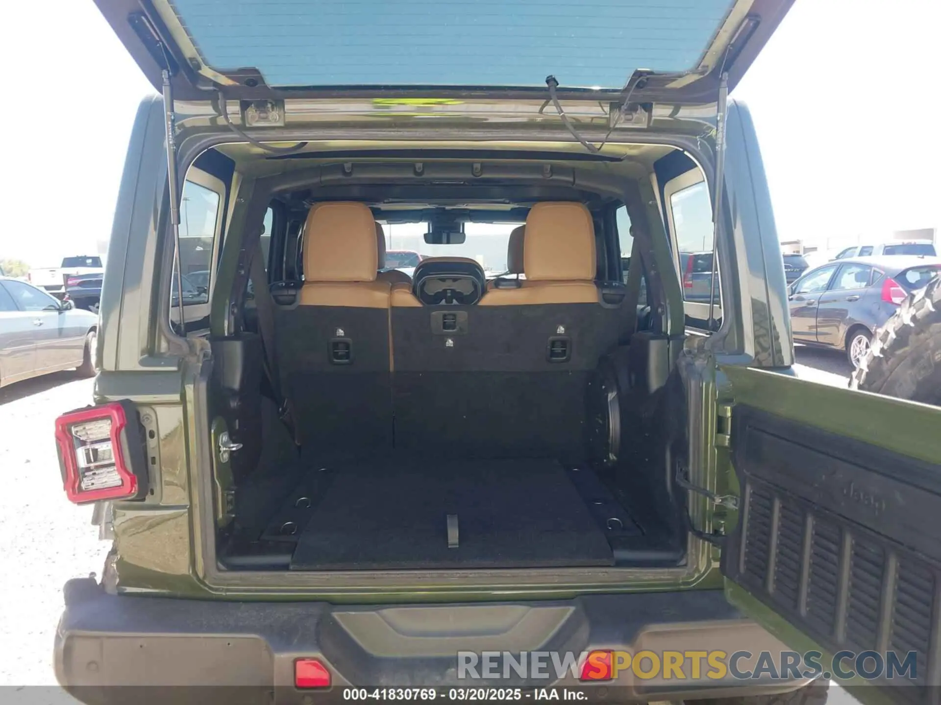 18 Photograph of a damaged car 1C4HJXEG8LW283103 JEEP WRANGLER UNLIMITED 2020