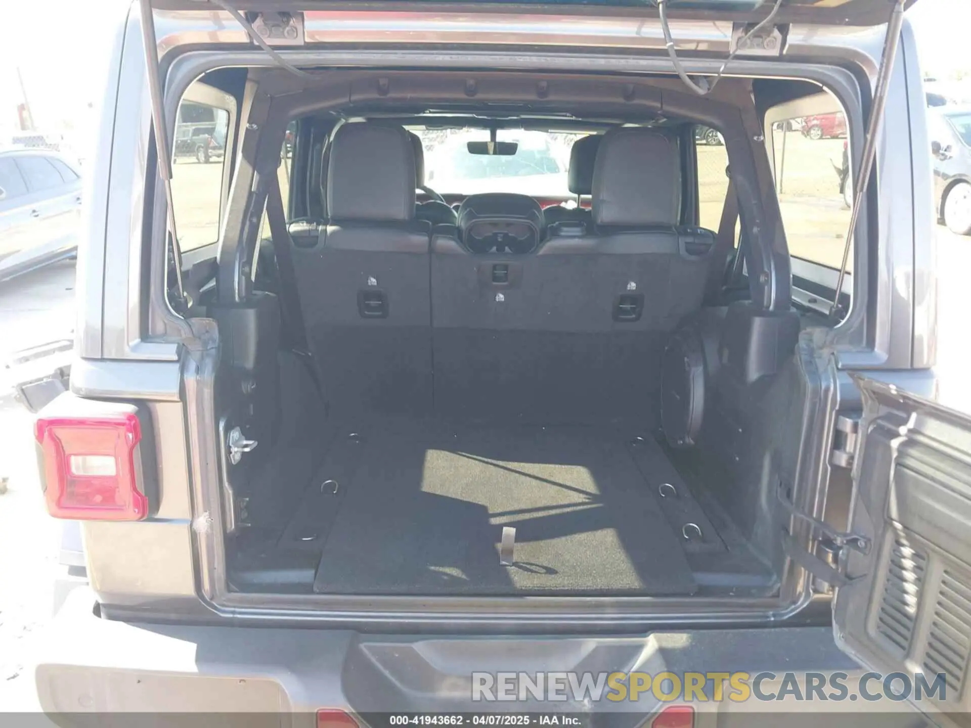 18 Photograph of a damaged car 1C4HJXFN0LW300344 JEEP WRANGLER UNLIMITED 2020