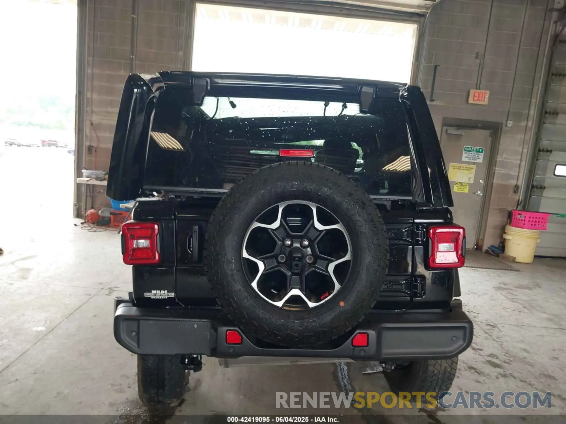 17 Photograph of a damaged car 1C4HJXDN8MW740087 JEEP WRANGLER UNLIMITED 2021