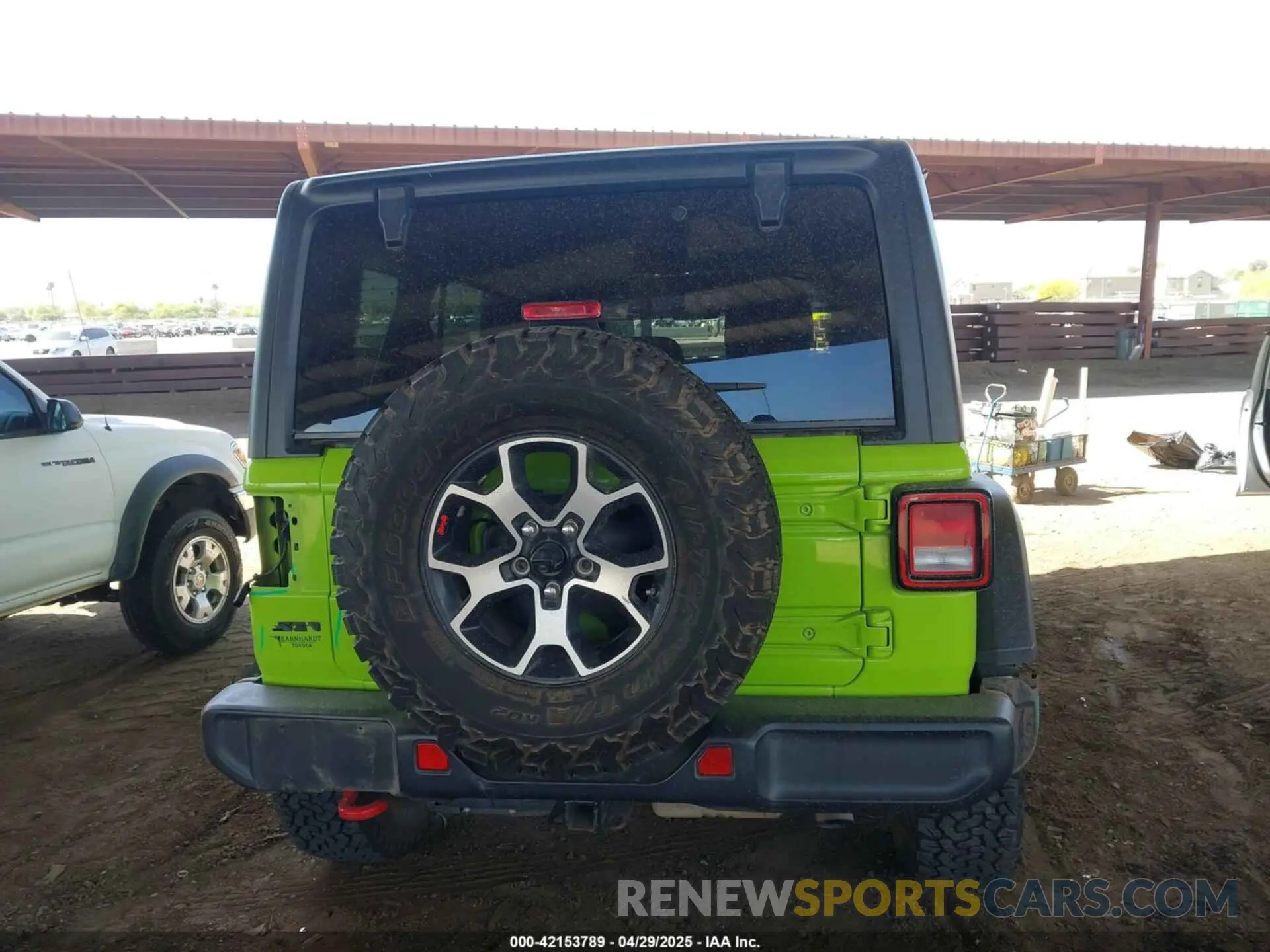 17 Photograph of a damaged car 1C4JJXFM4MW833906 JEEP WRANGLER UNLIMITED 2021