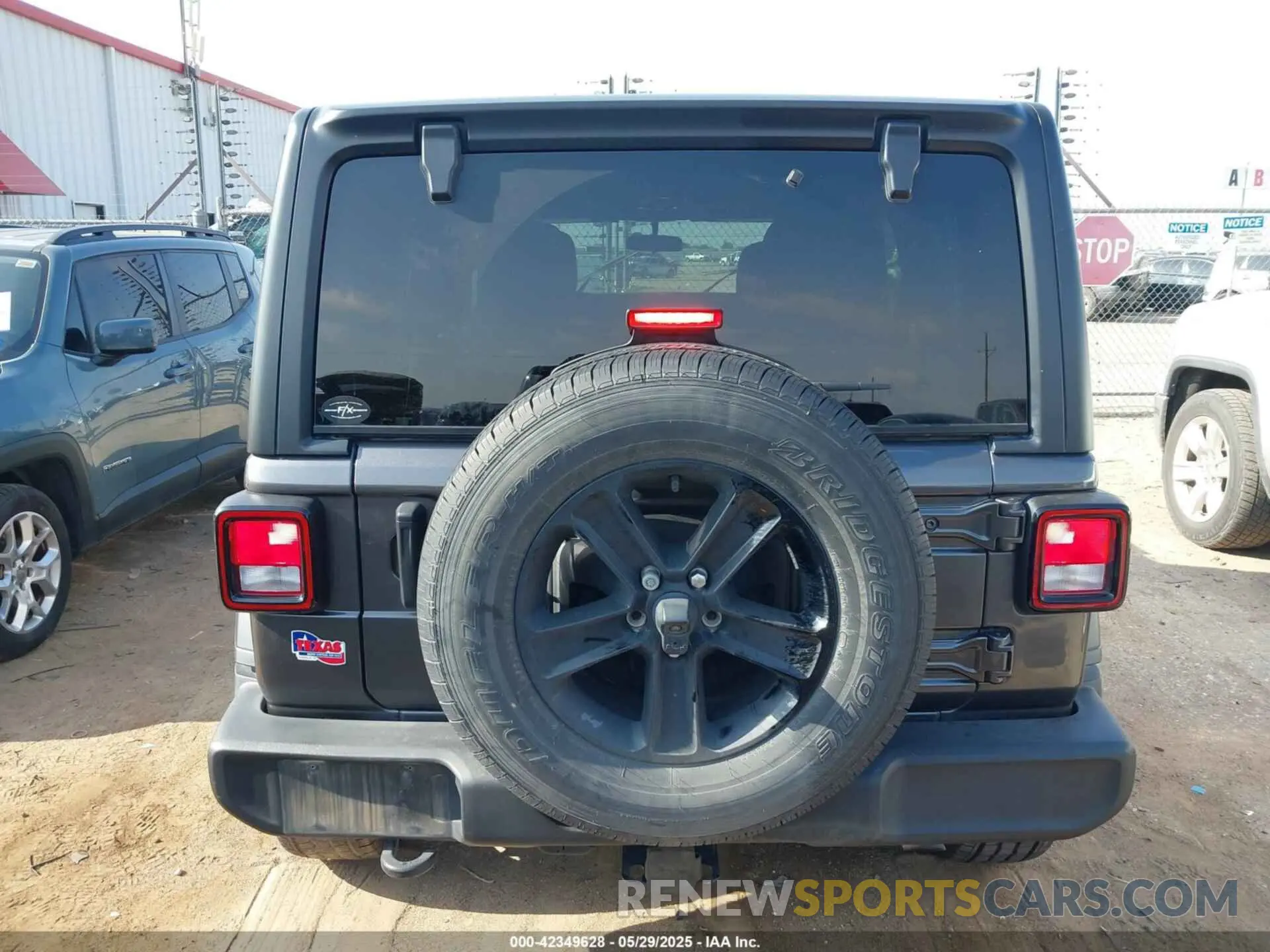 17 Photograph of a damaged car 1C4HJXDG5NW105931 JEEP WRANGLER UNLIMITED 2022