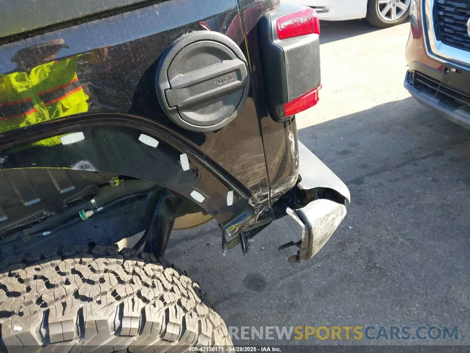 17 Photograph of a damaged car 1C4HJXFNXNW149063 JEEP WRANGLER UNLIMITED 2022
