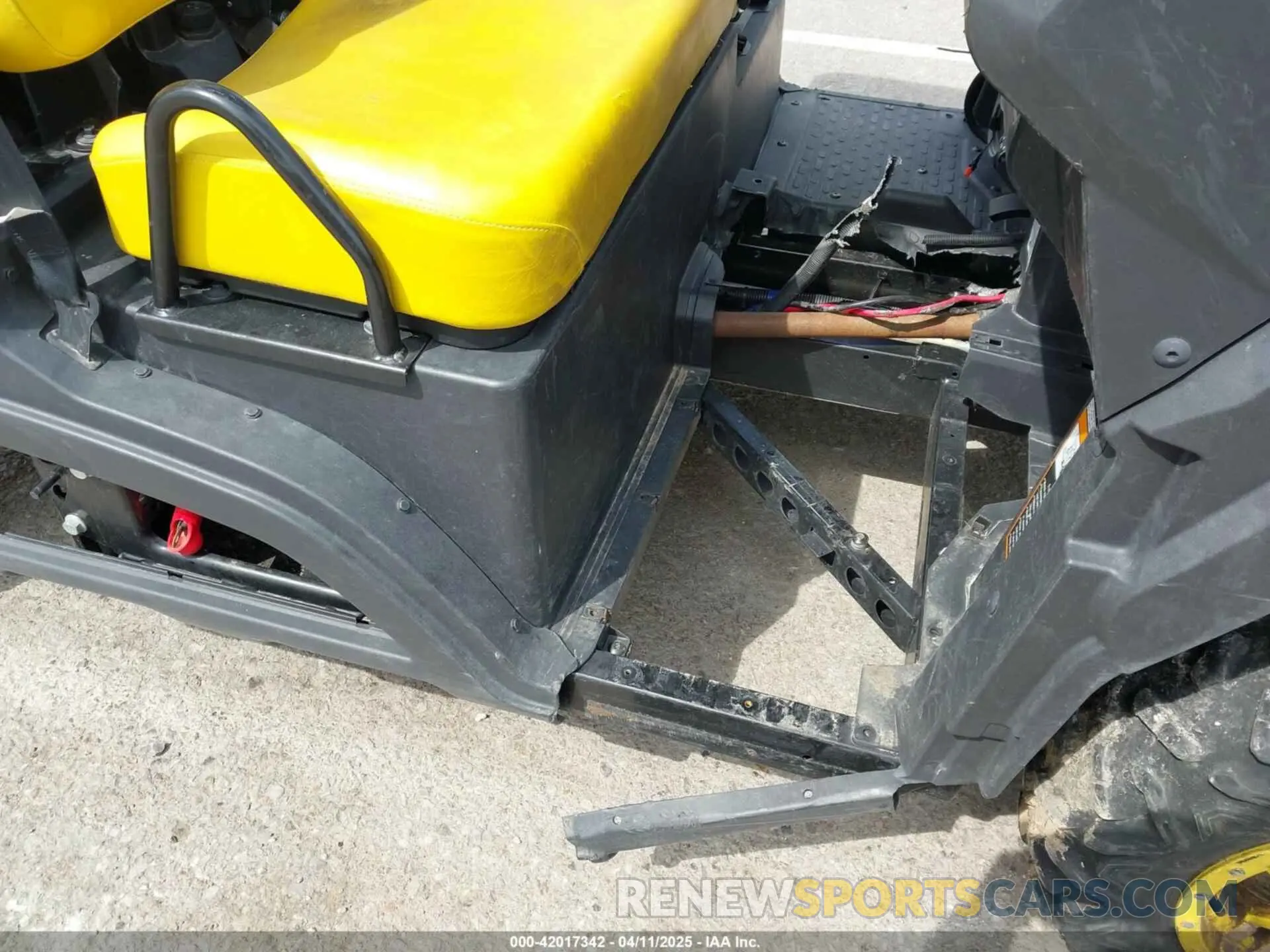 6 Photograph of a damaged car 1M0835MACLM031518 JOHN DEERE GATOR 2020