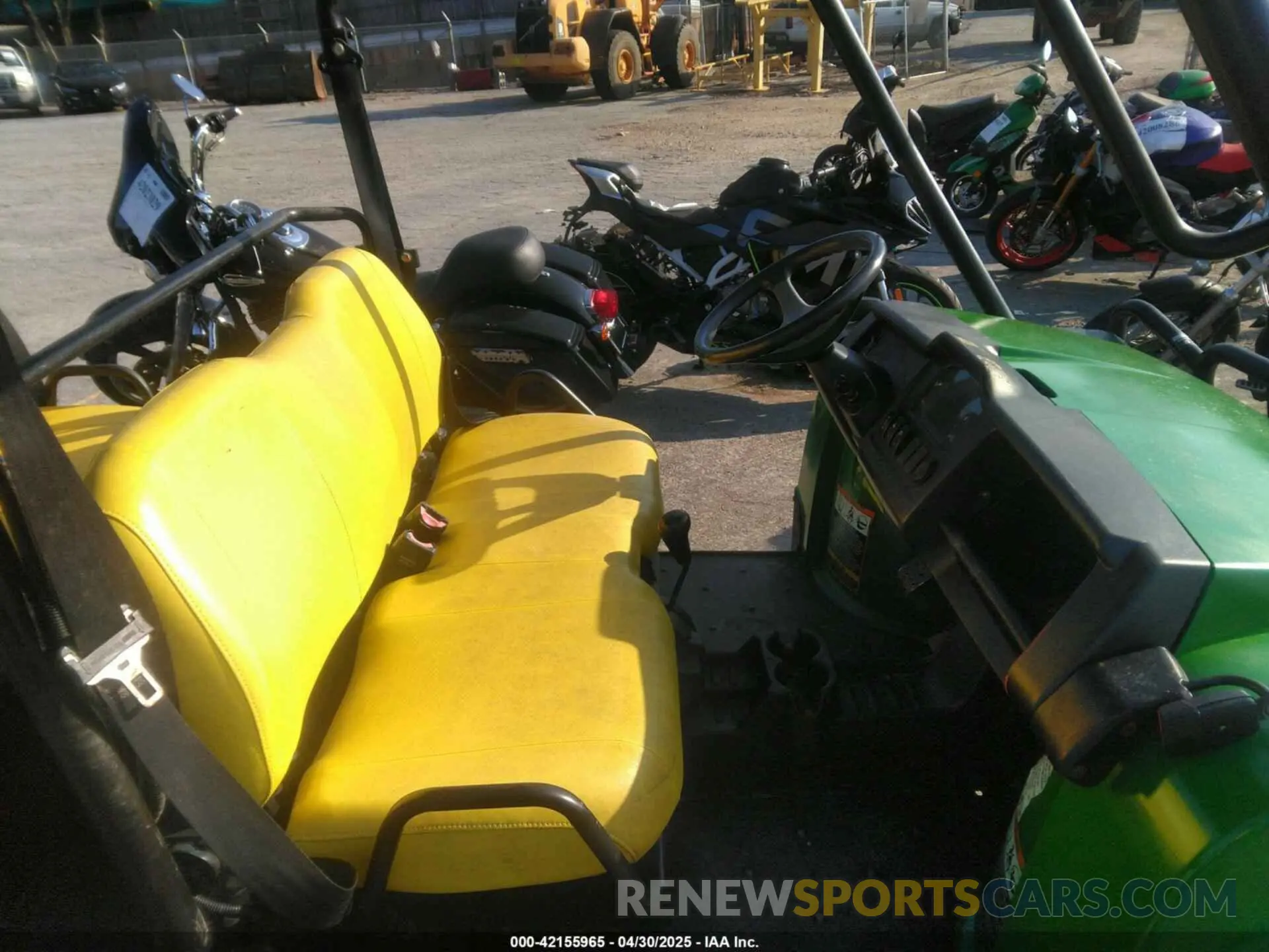 5 Photograph of a damaged car 1M0855MBTNM050201 JOHN DEERE XUV 855M 2022