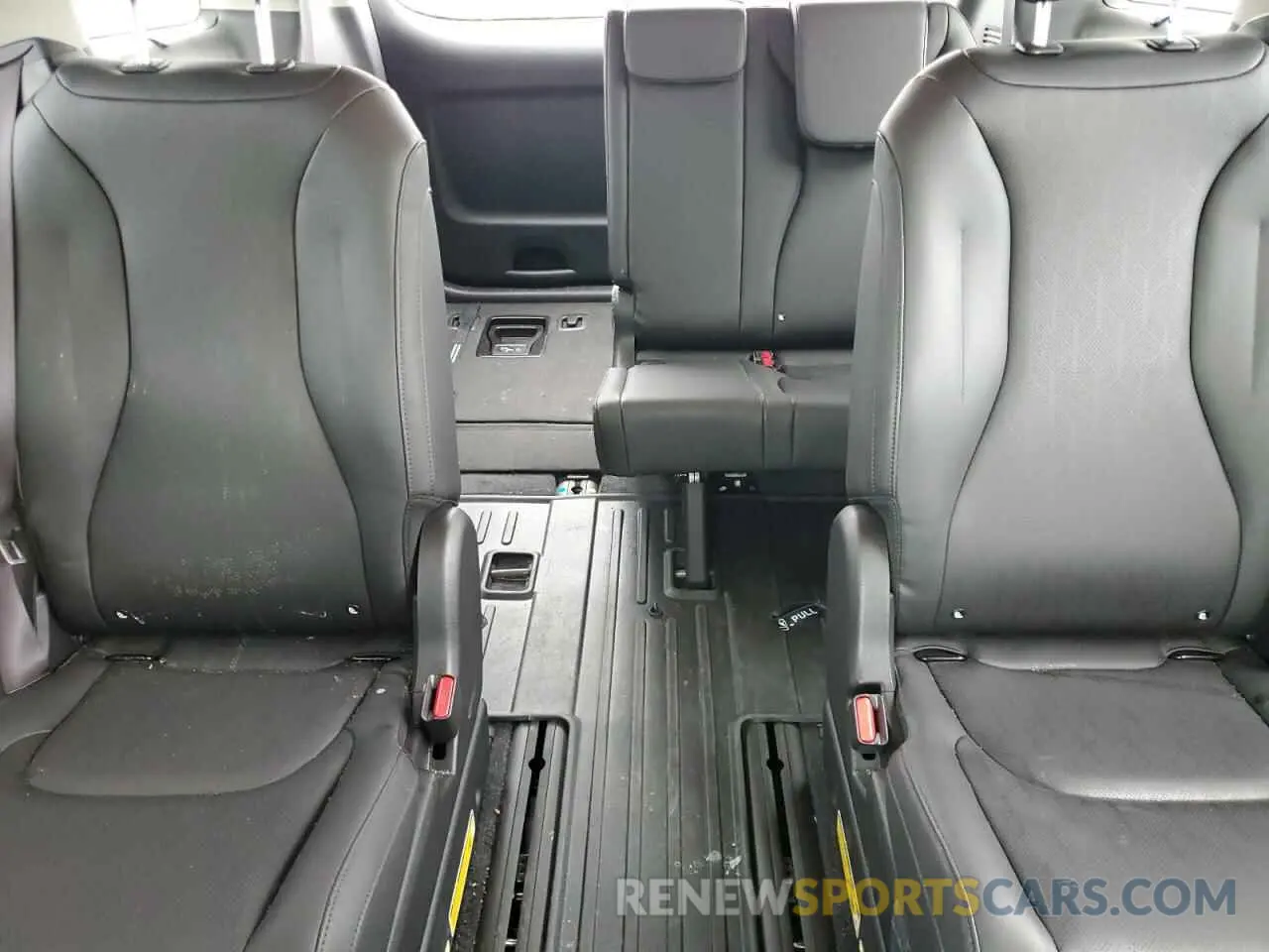 10 Photograph of a damaged car KNDNC5H32R6395835 KIA CARNIVAL E 2024