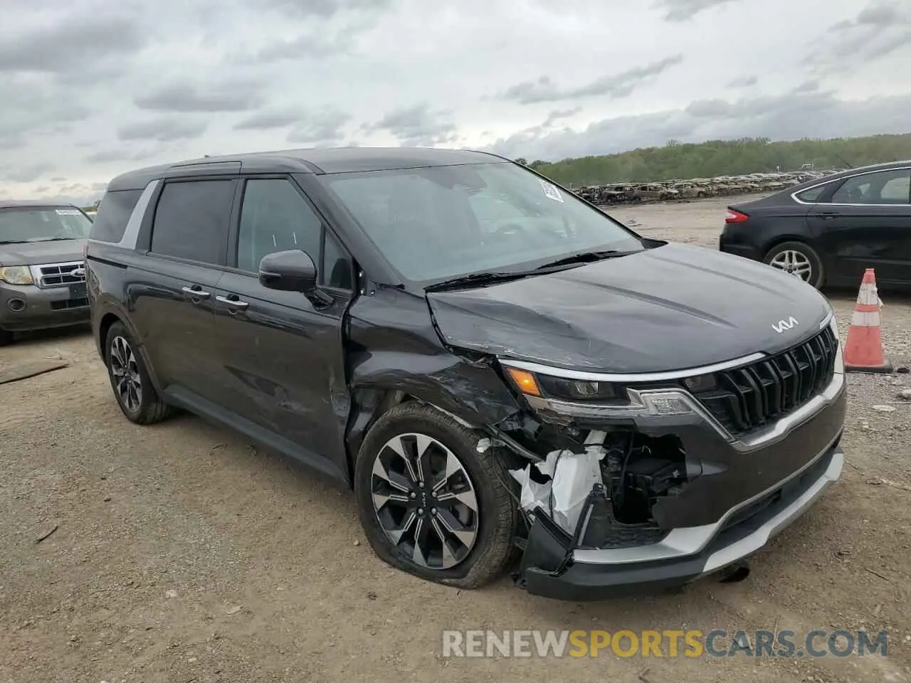 4 Photograph of a damaged car KNDNC5H32R6395835 KIA CARNIVAL E 2024