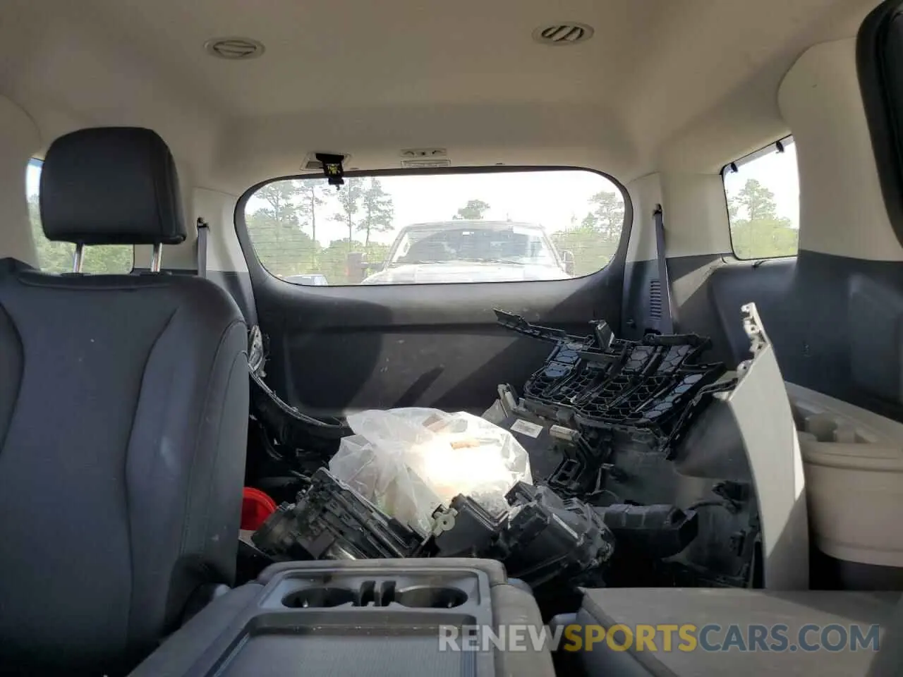 10 Photograph of a damaged car KNDNC5H39R6374724 KIA CARNIVAL E 2024