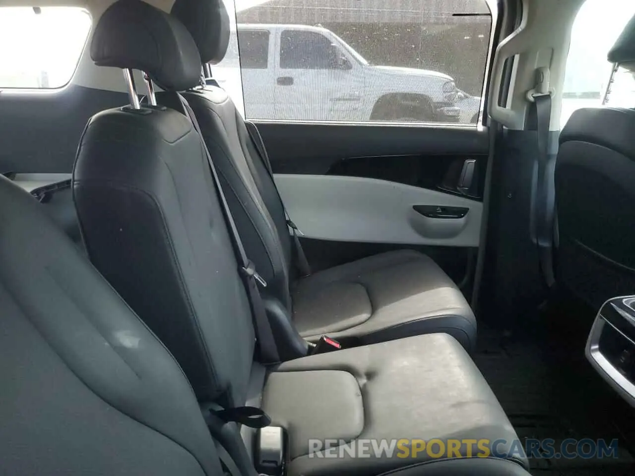 11 Photograph of a damaged car KNDNC5H39R6374724 KIA CARNIVAL E 2024