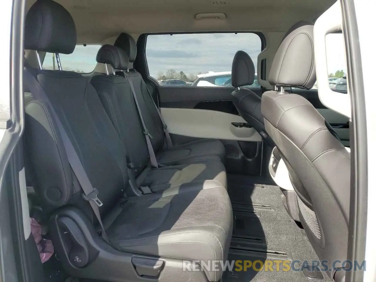 11 Photograph of a damaged car KNDNC5H39R6440723 KIA CARNIVAL E 2024