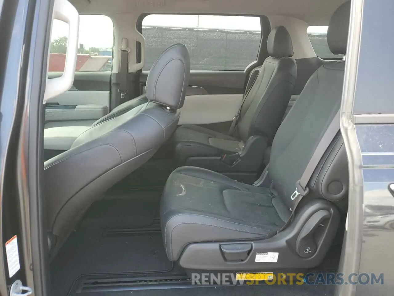 11 Photograph of a damaged car KNDNB4H35N6059474 KIA CARNIVAL L 2022