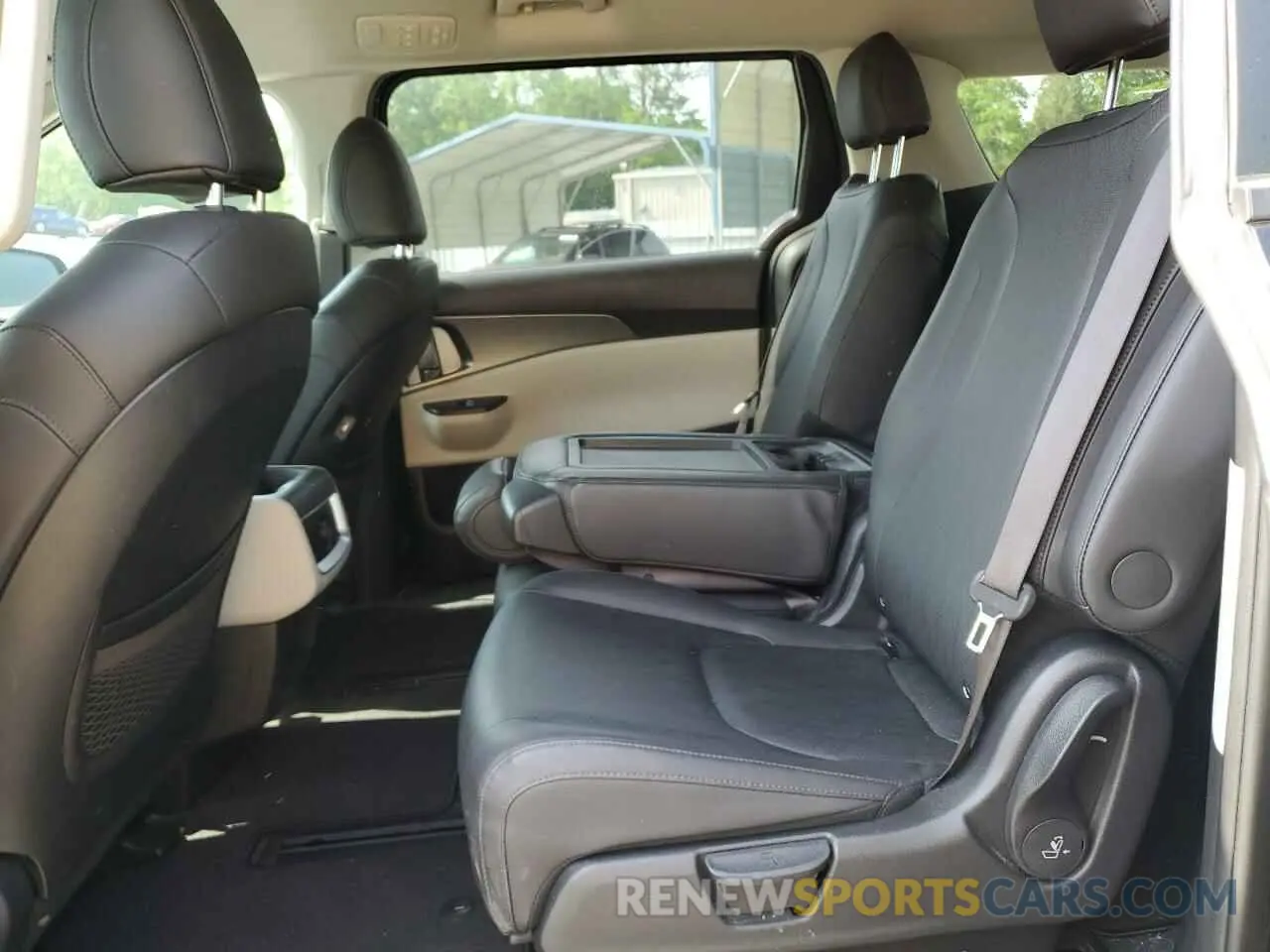 11 Photograph of a damaged car KNDNB4H36R6367310 KIA CARNIVAL L 2024