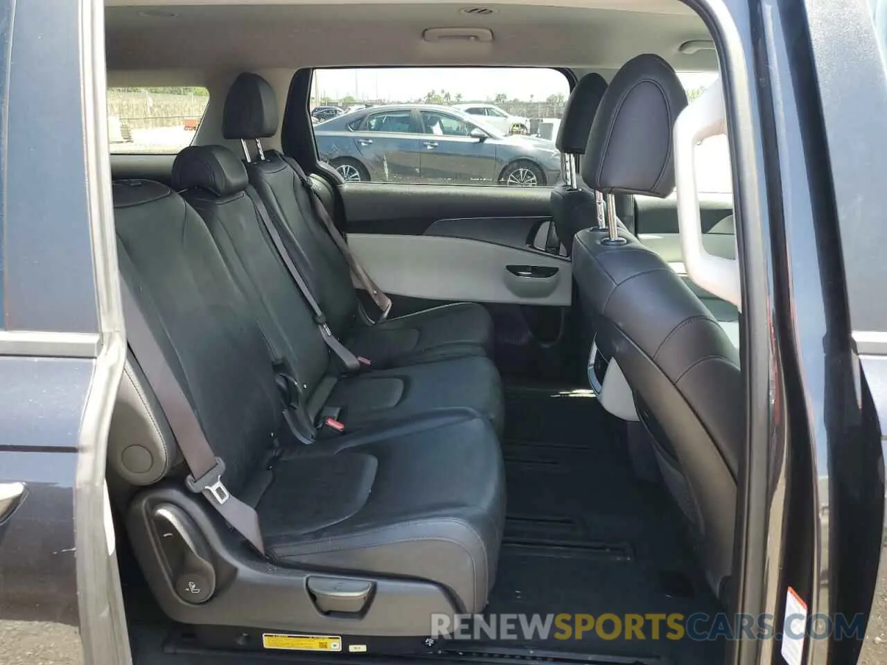 11 Photograph of a damaged car KNDNB4H36R6401617 KIA CARNIVAL L 2024