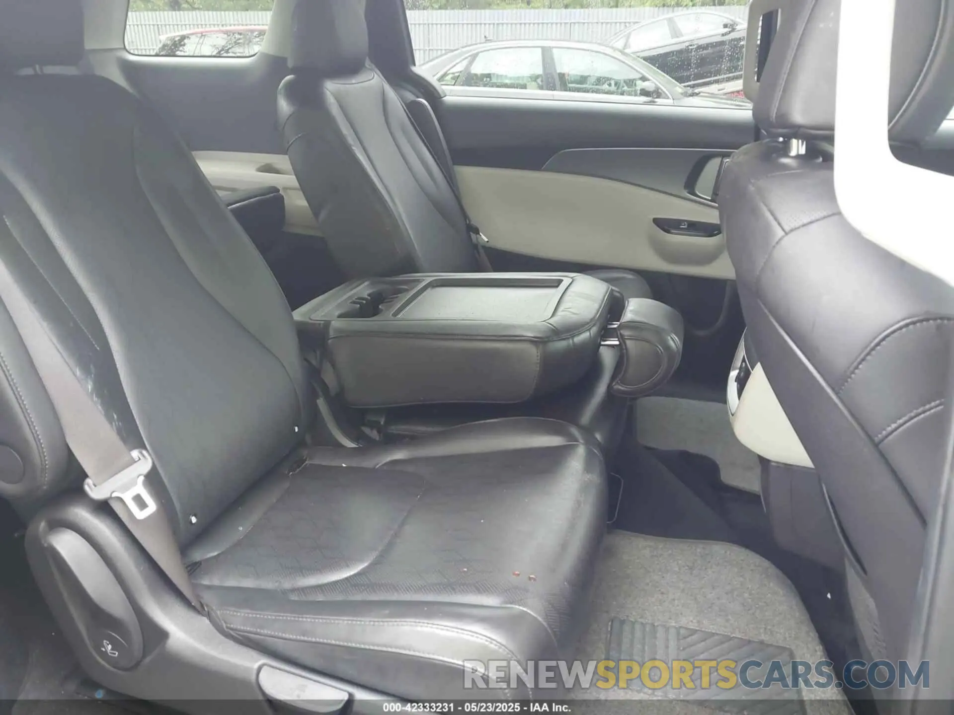 8 Photograph of a damaged car KNDNB4H33N6137752 KIA CARNIVAL MPV 2022