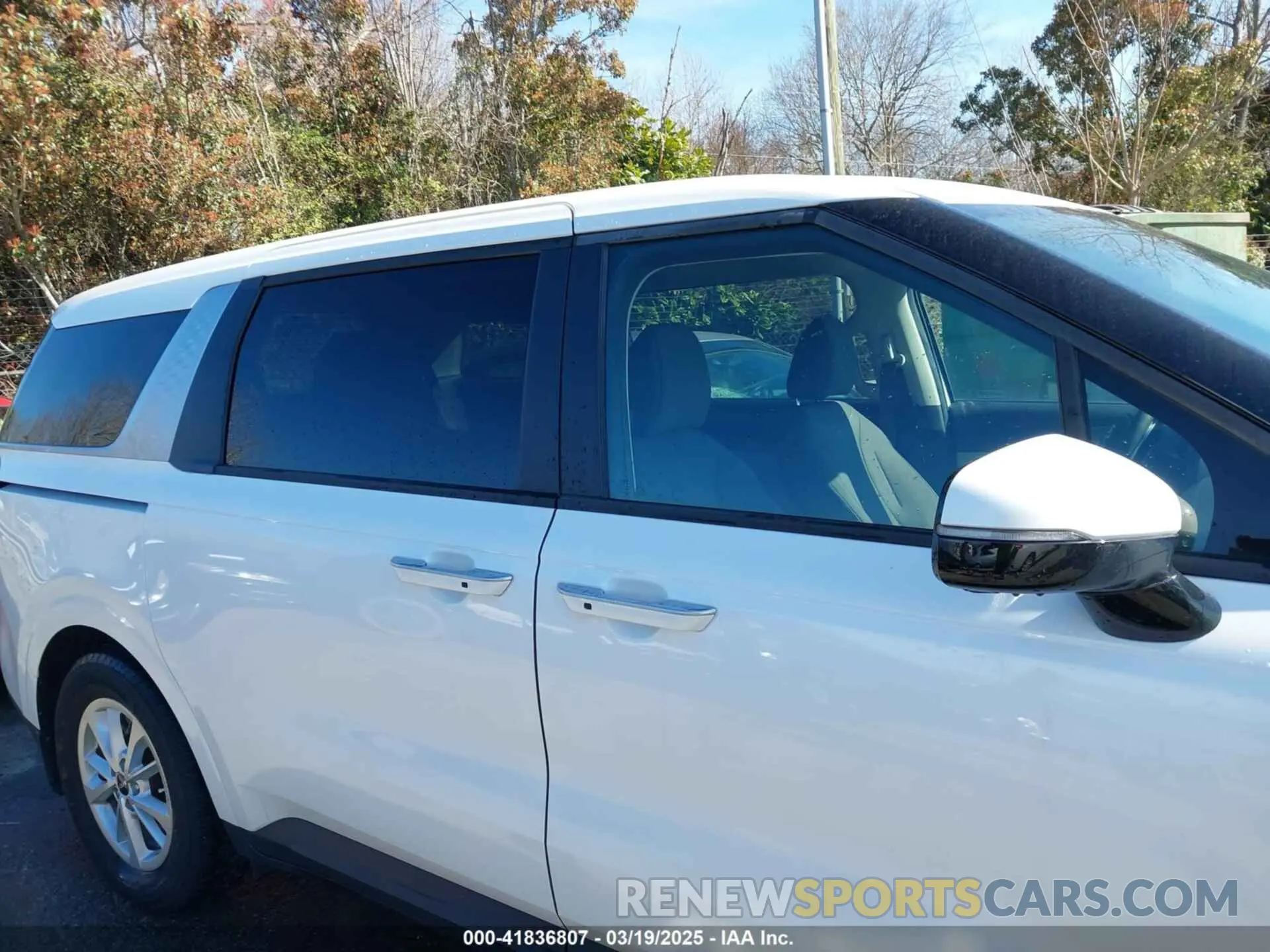 13 Photograph of a damaged car KNDNB4H33N6168192 KIA CARNIVAL MPV 2022