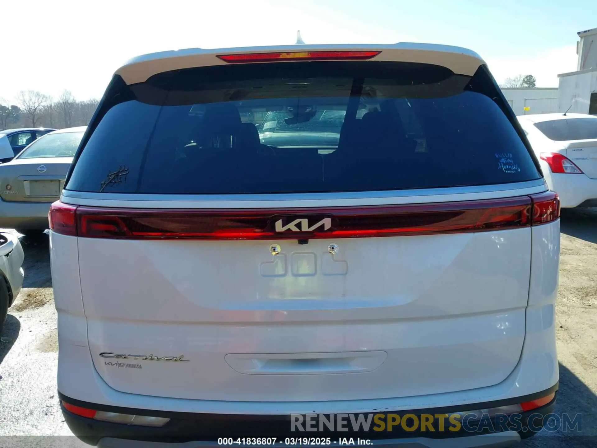 16 Photograph of a damaged car KNDNB4H33N6168192 KIA CARNIVAL MPV 2022