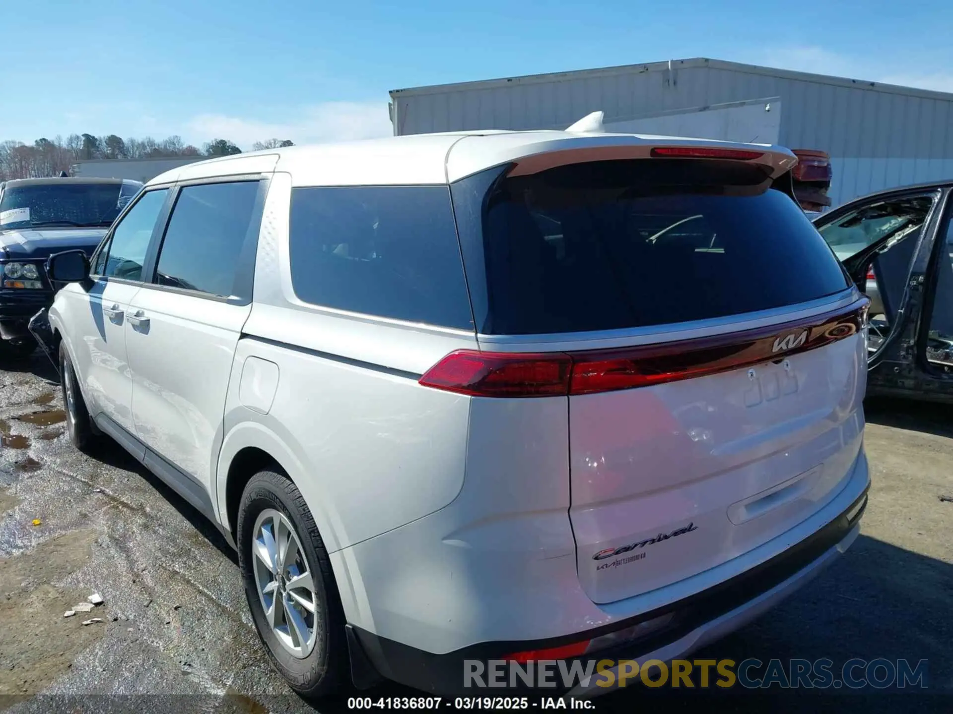 3 Photograph of a damaged car KNDNB4H33N6168192 KIA CARNIVAL MPV 2022